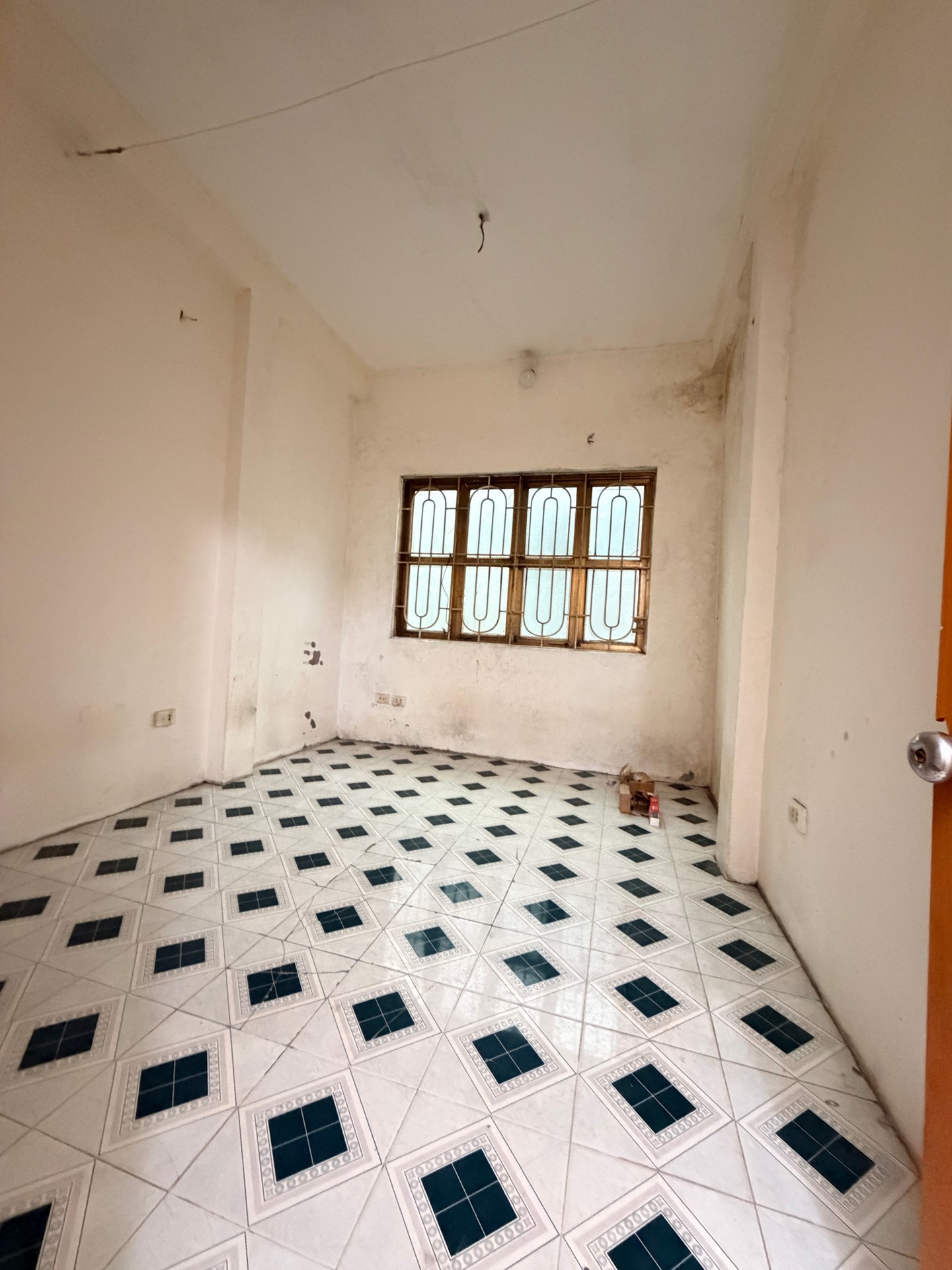 Bán nhà Bạch Đằng - diện tích 10m2 4 tầng - Ngõ thông sang phân lô Đầm Trấu - giá 2,8 tỷ