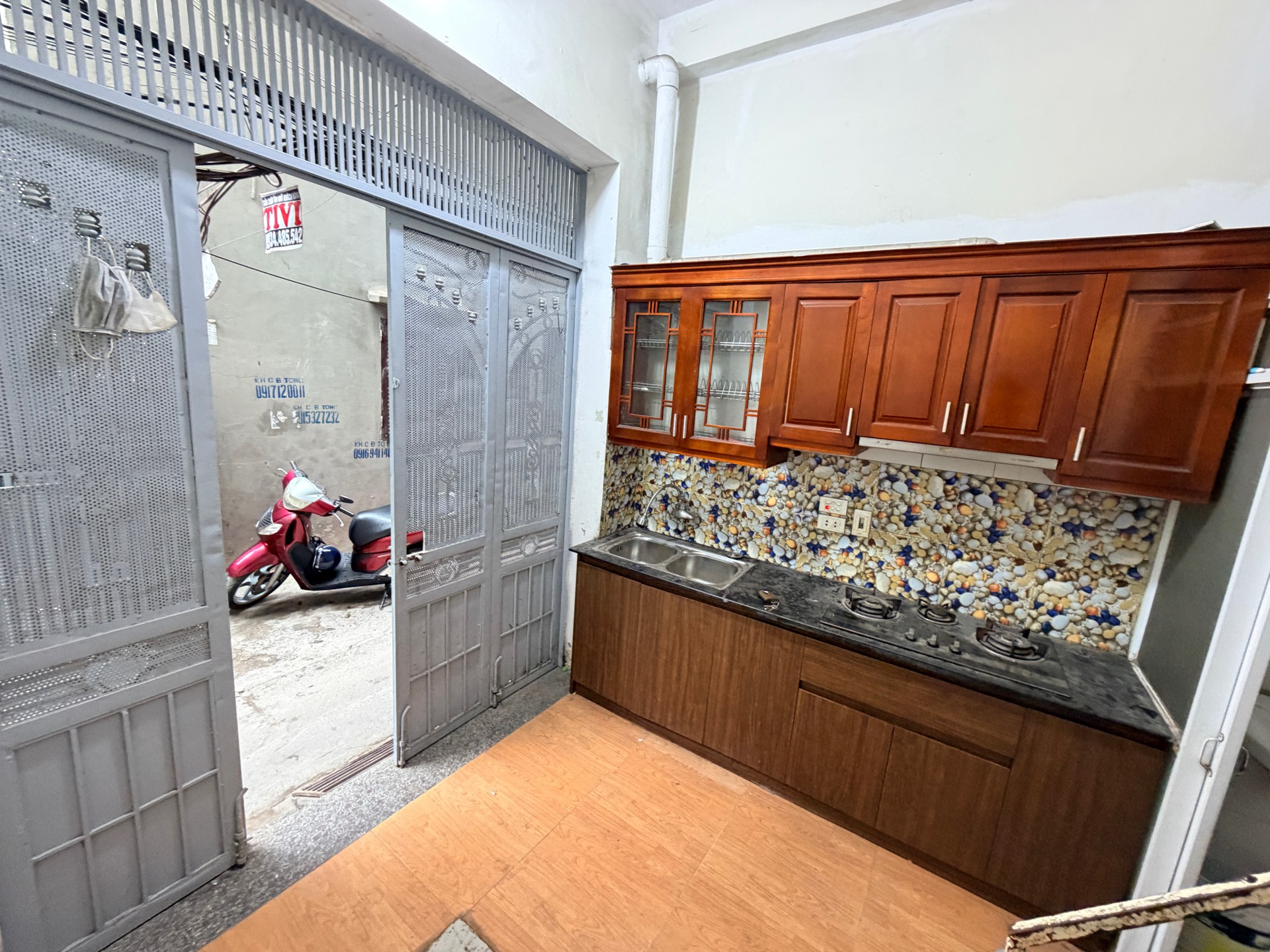 Bán nhà Bạch Đằng - diện tích 10m2 4 tầng - Ngõ thông sang phân lô Đầm Trấu - giá 2,8 tỷ