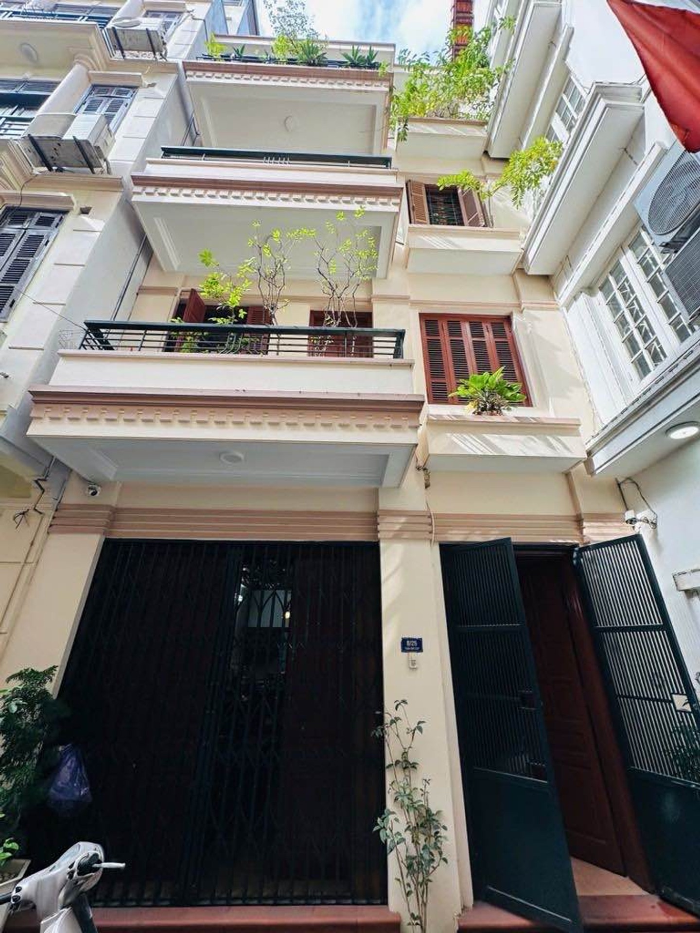 Bán nhà Trần Quý Cáp - diện tích 69m2 5 tầng - Ô TÔ - giá 31 tỷ