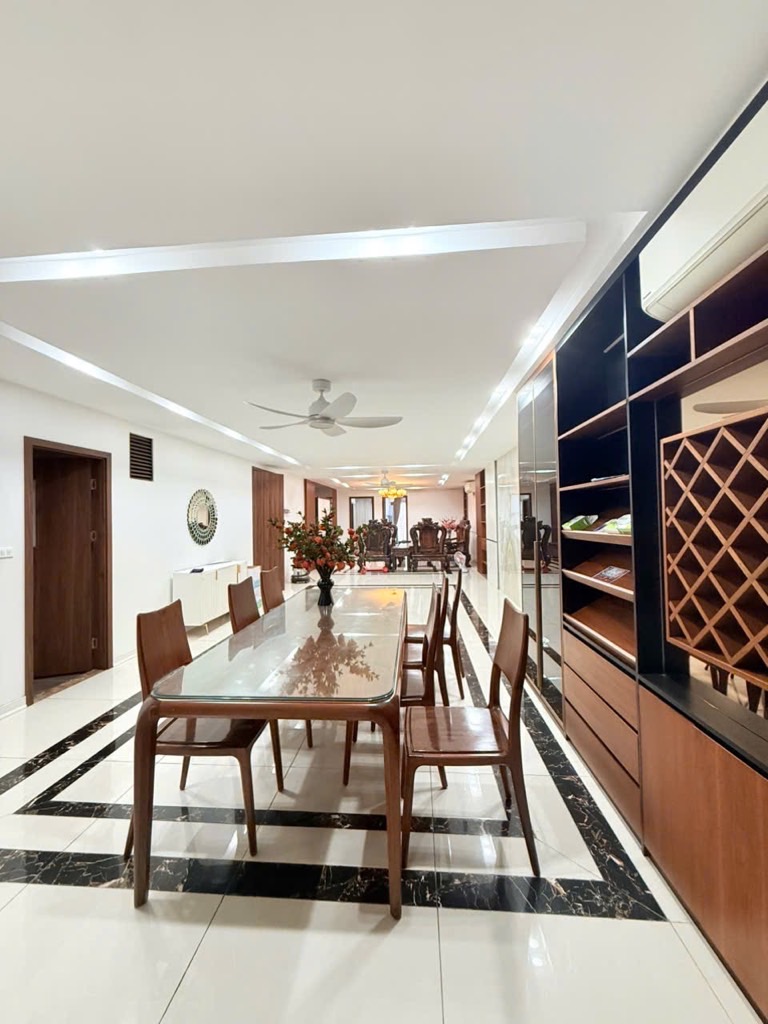 Bán nhà Hồng Hà - diện tích 246m2 6 tầng - Lô góc 2 mặt thoáng - giá 120 tỷ