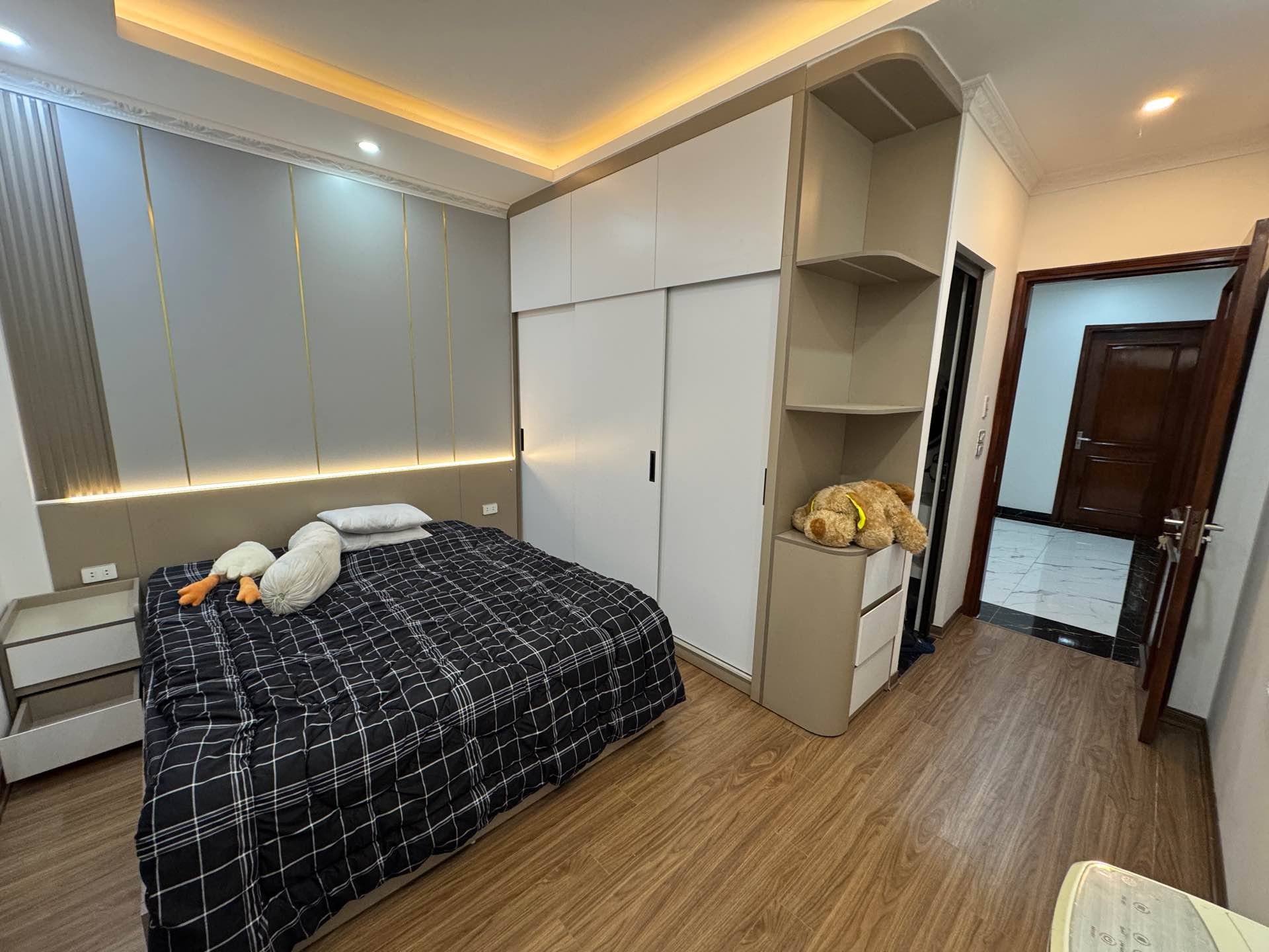 Bán nhà Lĩnh Nam - diện tích 71m2 6 tầng - Lô góc, thang máy - giá 21 tỷ