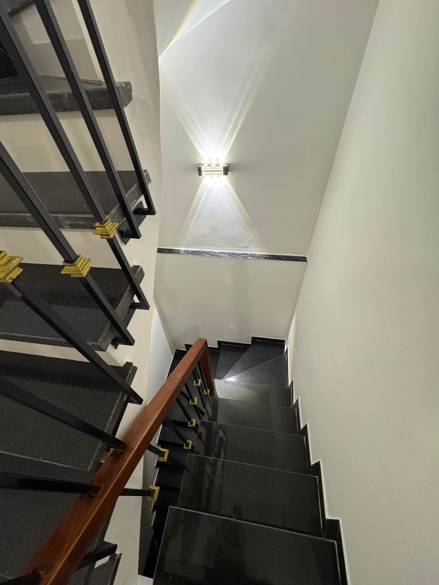 Bán nhà Lĩnh Nam - diện tích 71m2 6 tầng - Lô góc, thang máy - giá 21 tỷ