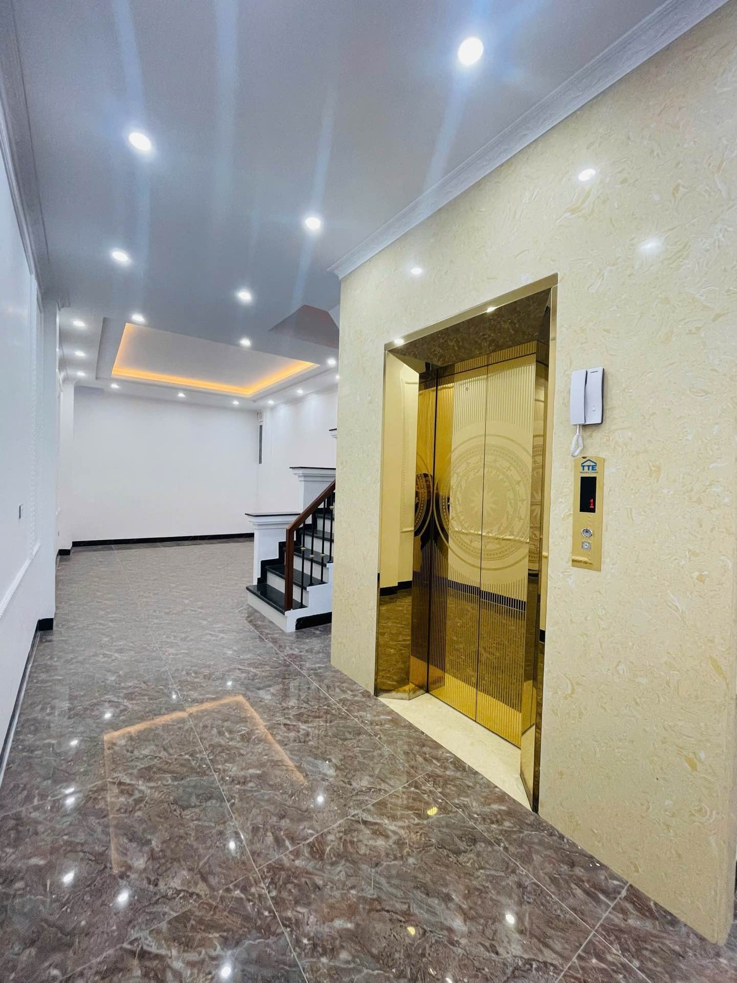 Bán nhà Lĩnh Nam - diện tích 71m2 6 tầng - Lô góc, thang máy - giá 21 tỷ