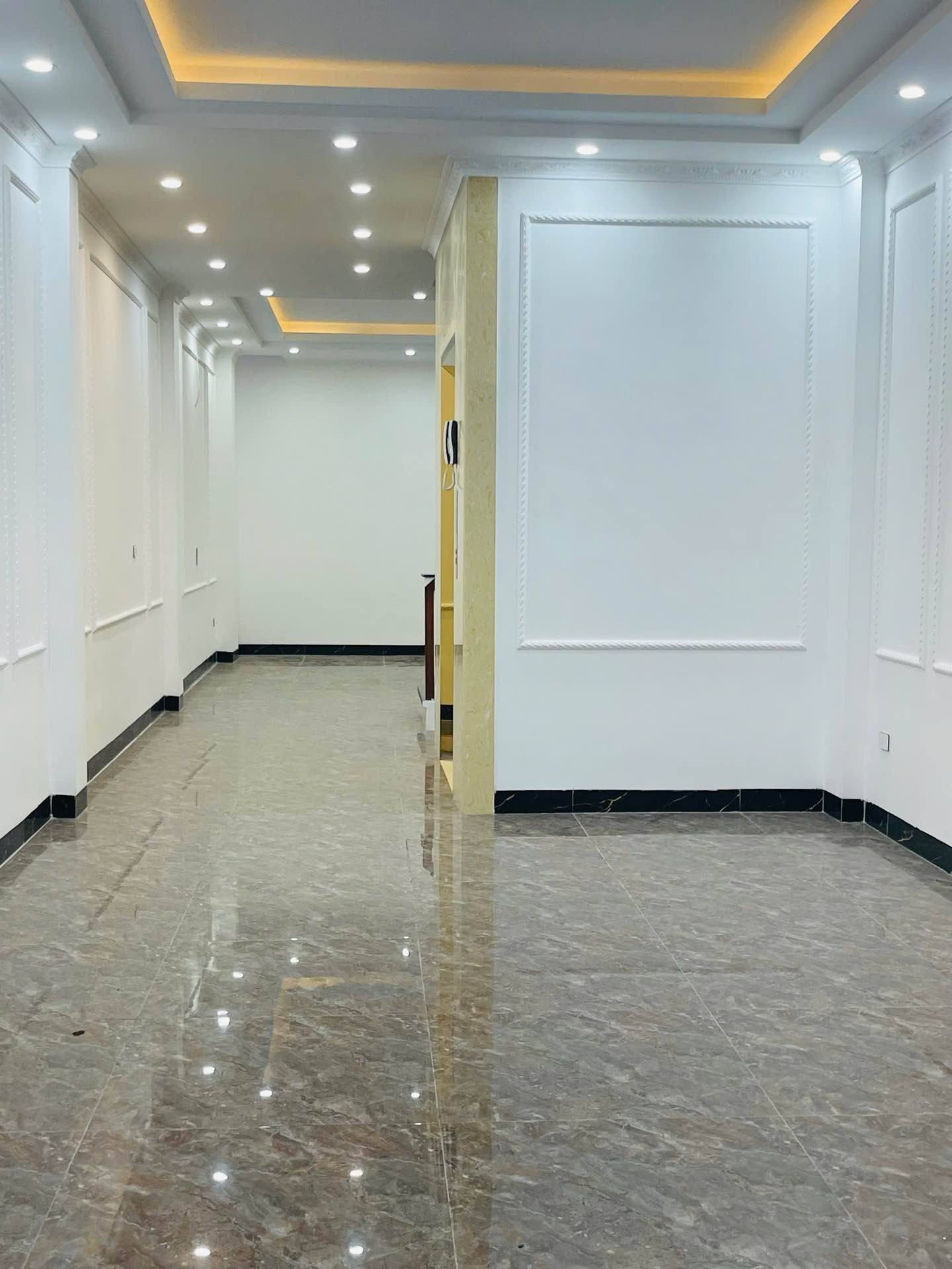 Bán nhà Lĩnh Nam - diện tích 71m2 6 tầng - Lô góc, thang máy - giá 21 tỷ