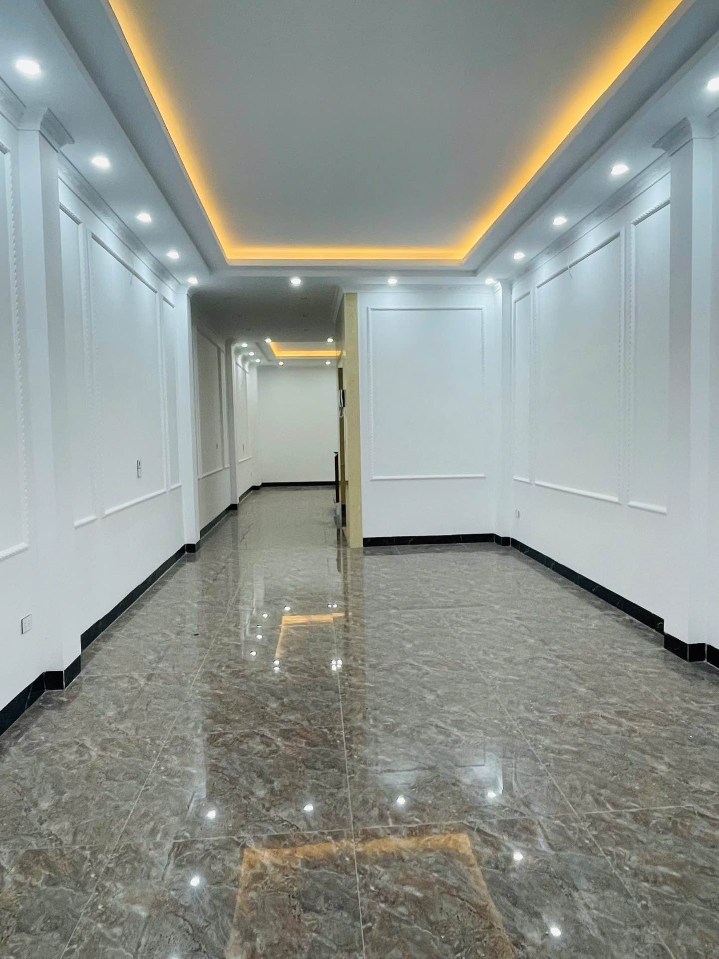 Bán nhà Lĩnh Nam - diện tích 71m2 6 tầng - Lô góc, thang máy - giá 21 tỷ