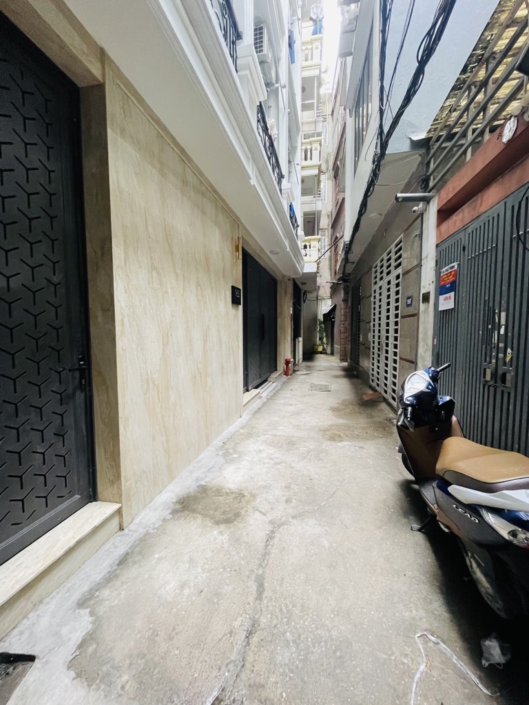 Bán nhà Nguyễn Ngọc Vũ - diện tích 100m2 7 tầng - Cách ô tô tránh 20m - giá 31 tỷ