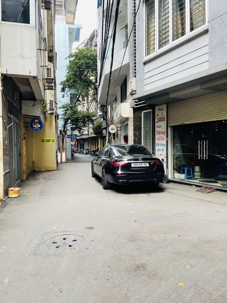 Bán nhà Nguyễn Ngọc Vũ - diện tích 100m2 7 tầng - Cách ô tô tránh 20m - giá 31 tỷ