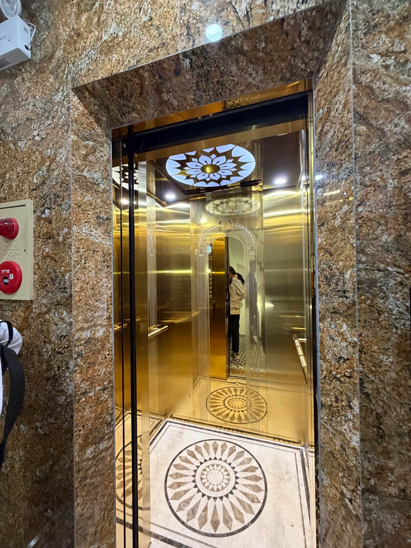 Bán nhà Chùa Láng - diện tích 101.1m2 10 tầng - Ô tô vào nhà - giá 53,9 tỷ