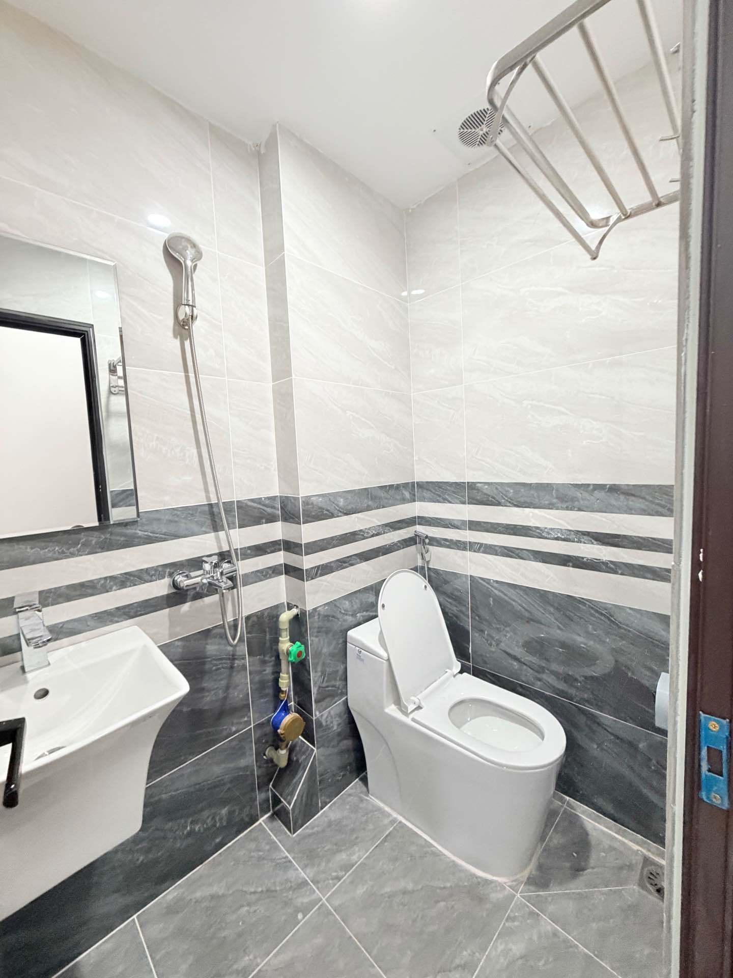 Bán nhà Chùa Láng - diện tích 101.1m2 10 tầng - Ô tô vào nhà - giá 53,9 tỷ