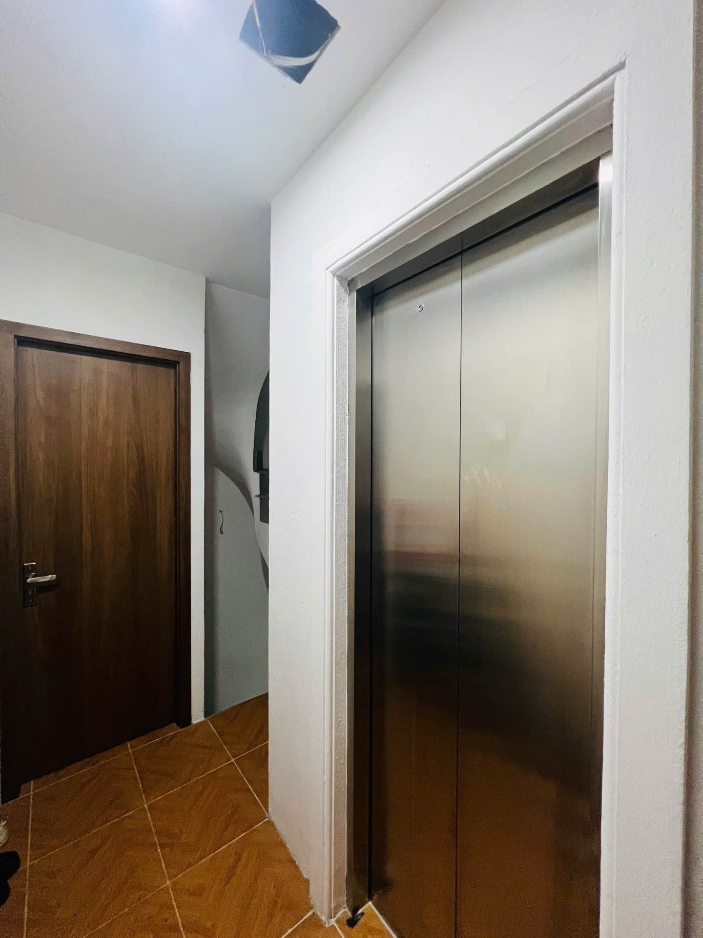 Bán nhà Giáp Bát - diện tích 53m2 7 tầng - Ô TÔ ĐỖ CỬA - giá 15,2 tỷ