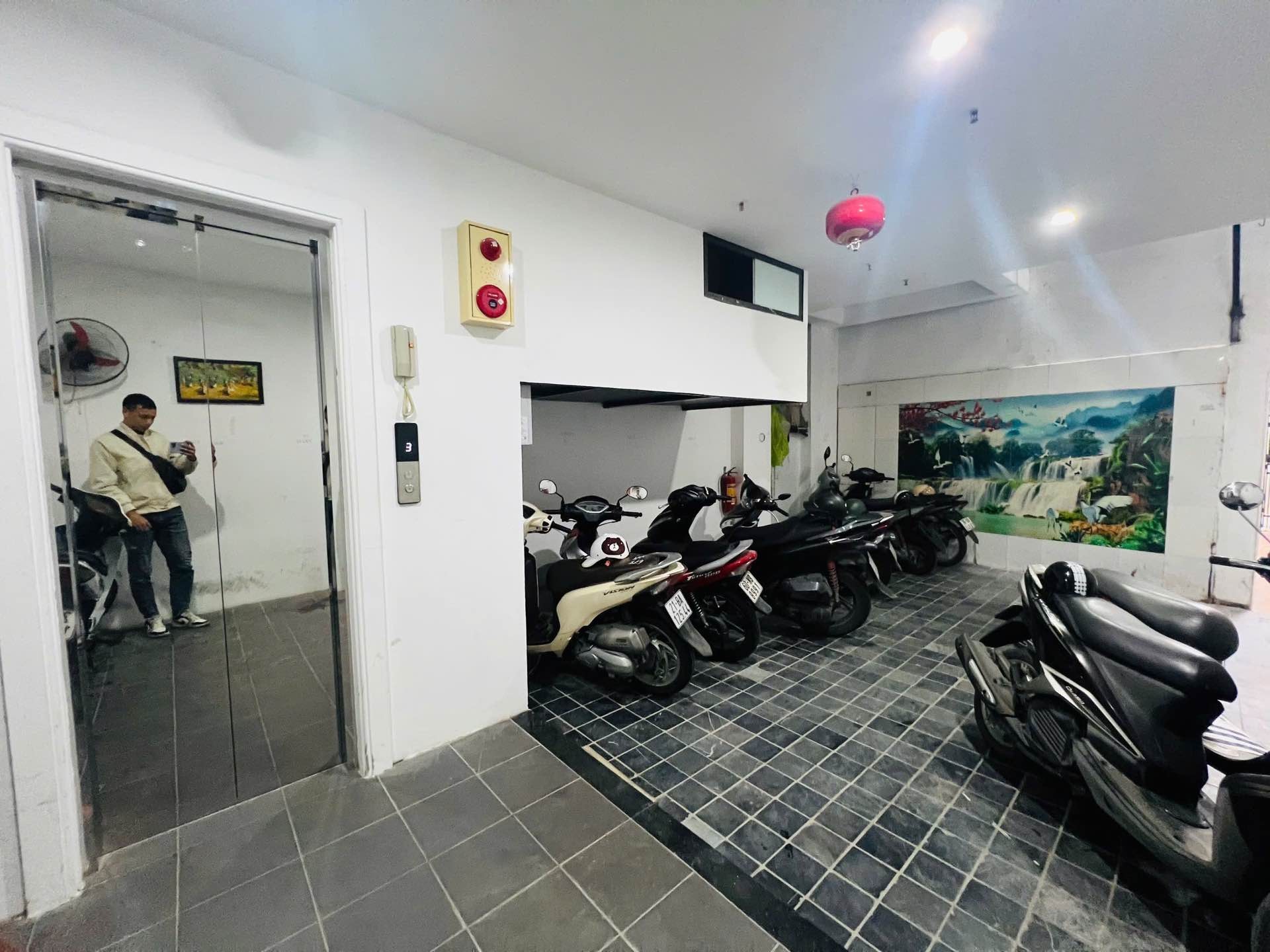 Bán nhà Giáp Bát - diện tích 53m2 7 tầng - Ô TÔ ĐỖ CỬA - giá 15,2 tỷ