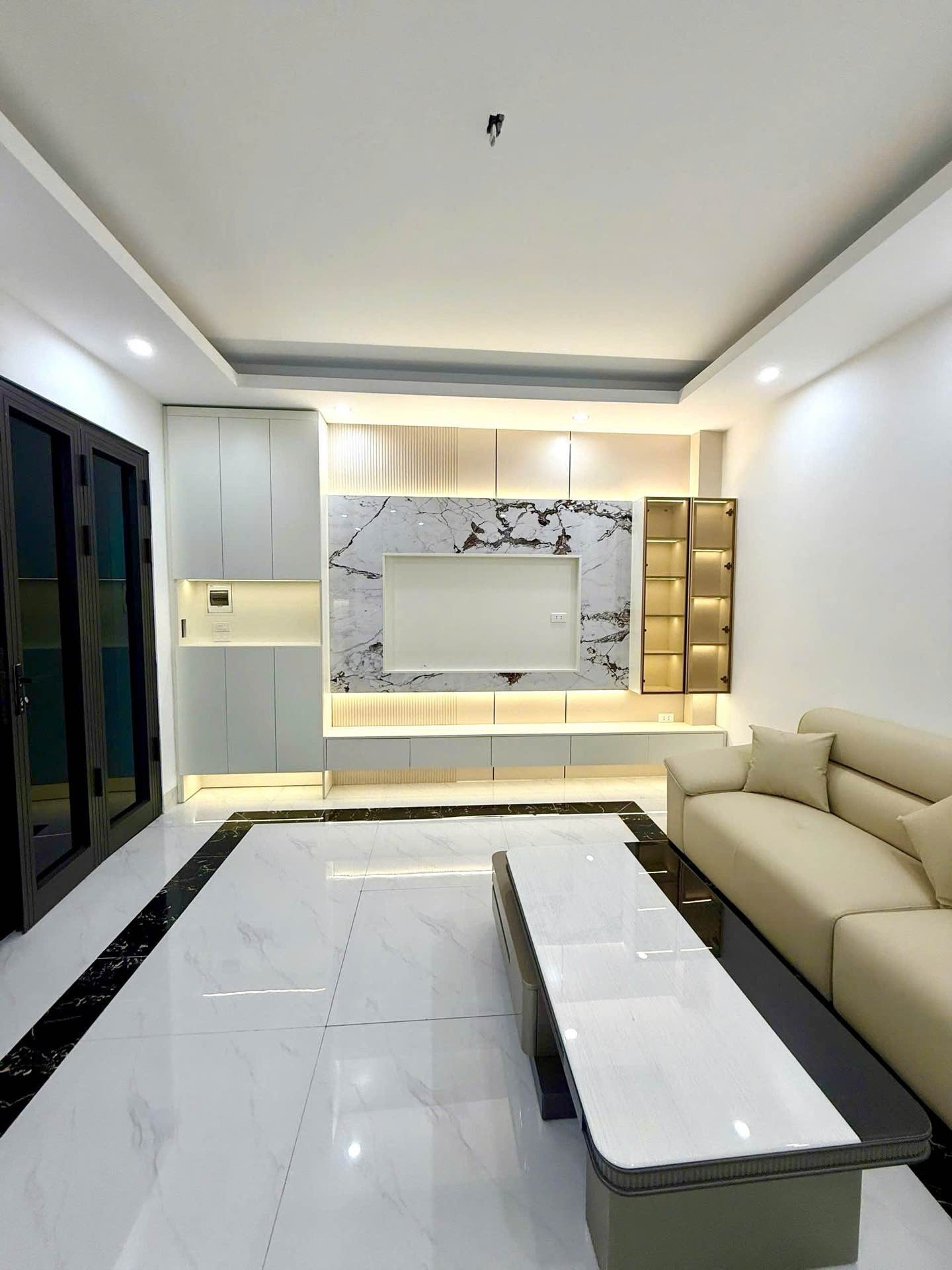 Bán nhà Giải Phóng - diện tích 40m2 5 tầng - Thang máy, ba gác đỗ cửa - giá 12,3 tỷ