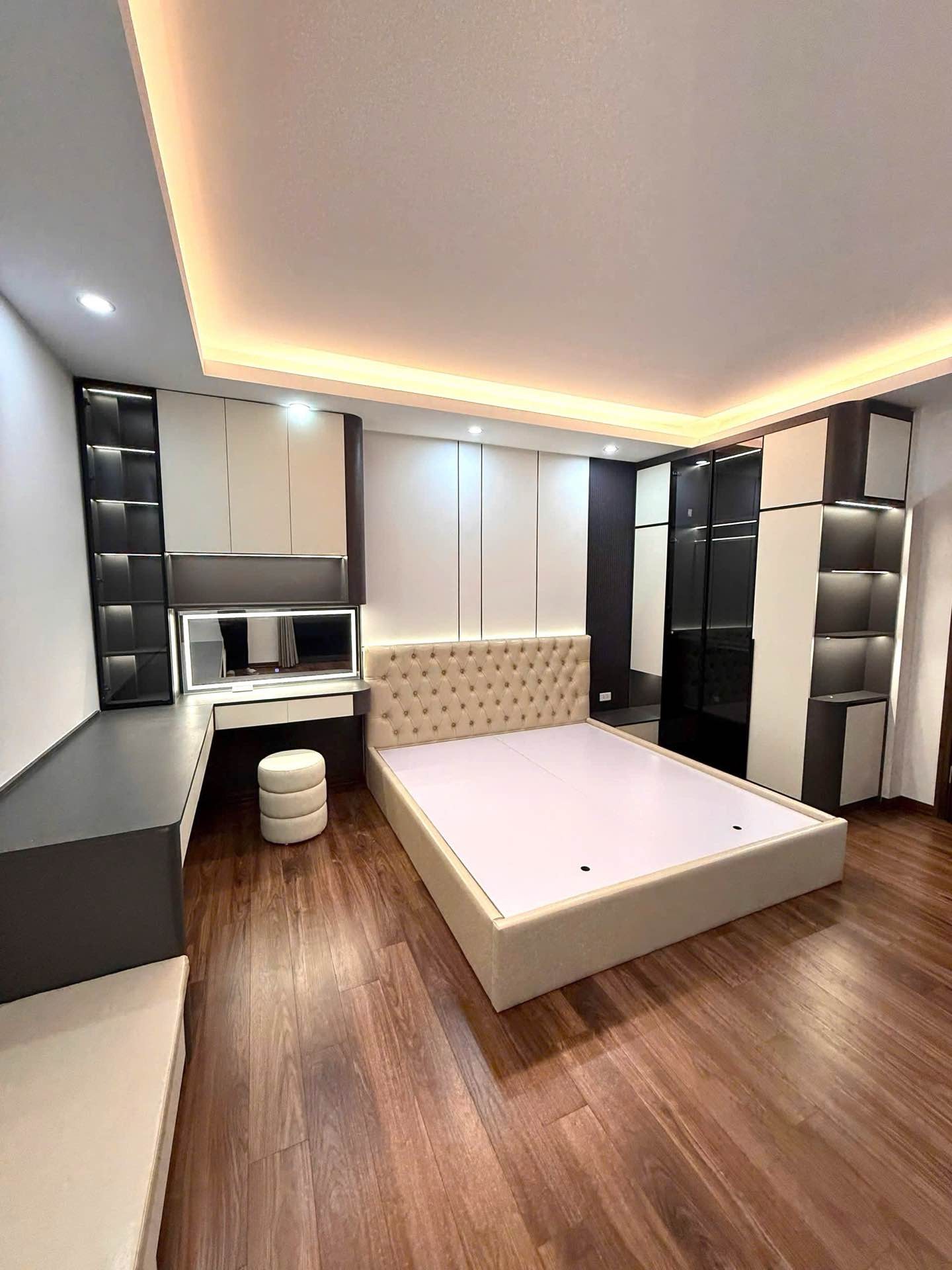 Bán nhà Giải Phóng - diện tích 40m2 5 tầng - Thang máy, ba gác đỗ cửa - giá 12,3 tỷ
