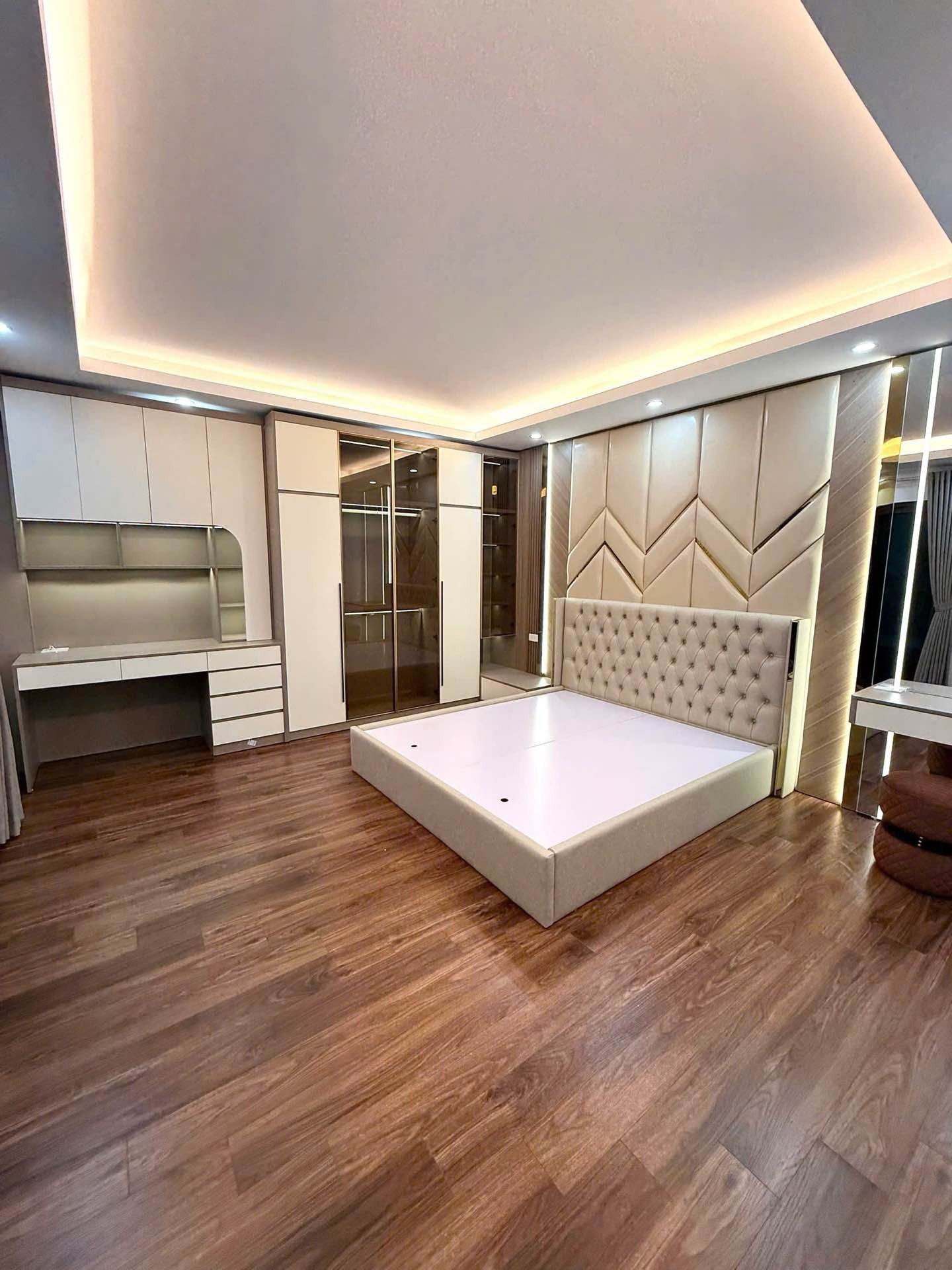 Bán nhà Giải Phóng - diện tích 40m2 5 tầng - Thang máy, ba gác đỗ cửa - giá 12,3 tỷ