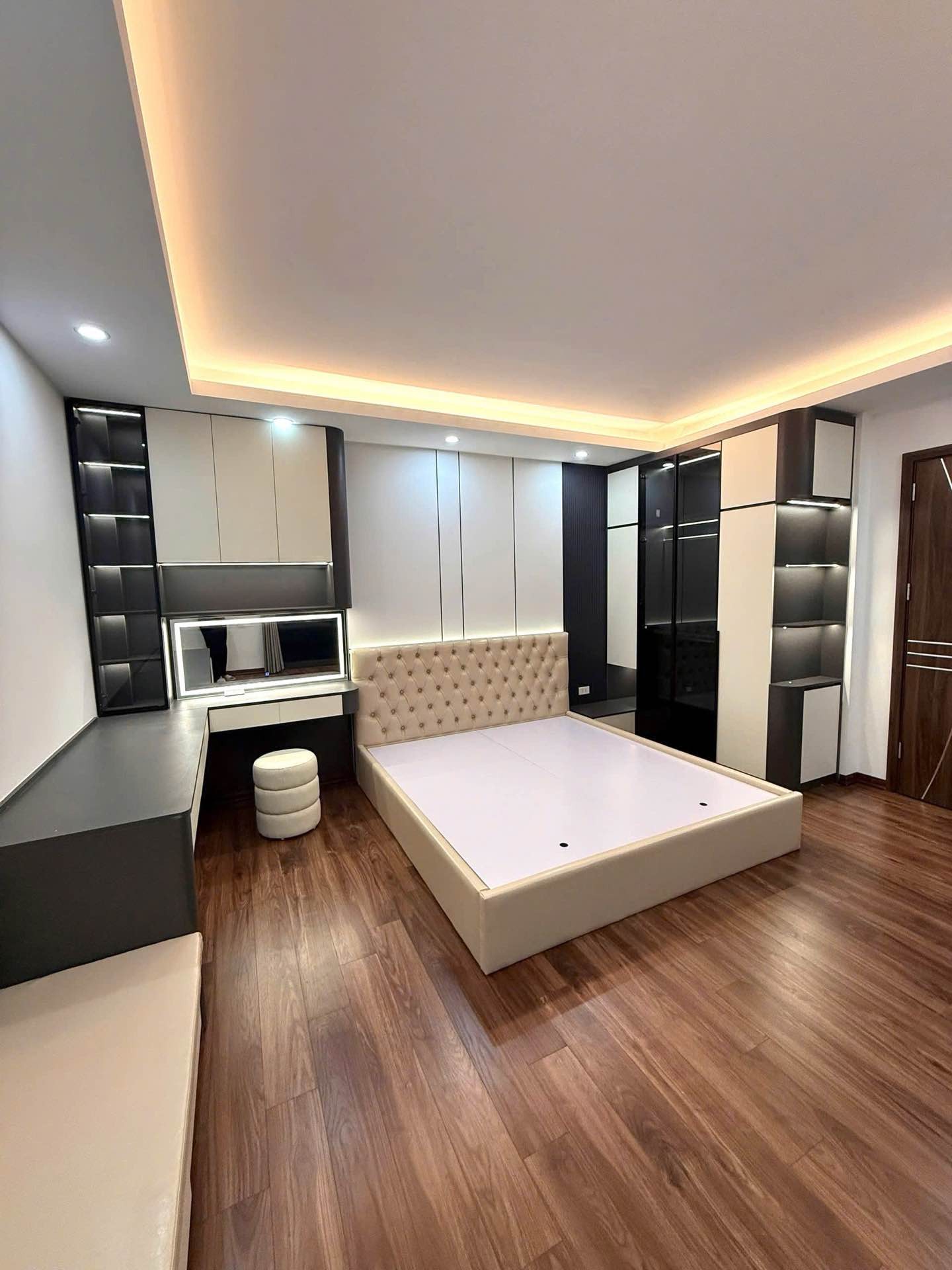 Bán nhà Giải Phóng - diện tích 40m2 5 tầng - Thang máy, ba gác đỗ cửa - giá 12,3 tỷ