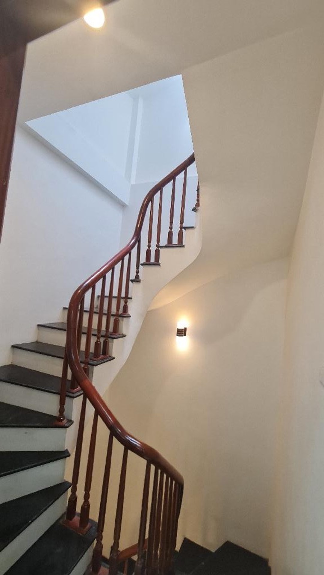 Bán nhà Trại Cá - diện tích 28m2 5 tầng - Nhà đẹp hiếm có - giá 8,2 tỷ