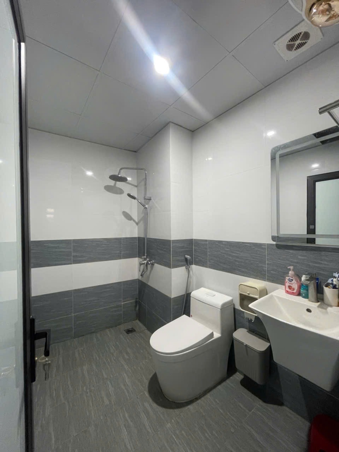 Bán nhà Trại Cá - diện tích 28m2 5 tầng - Nhà đẹp hiếm có - giá 8,2 tỷ