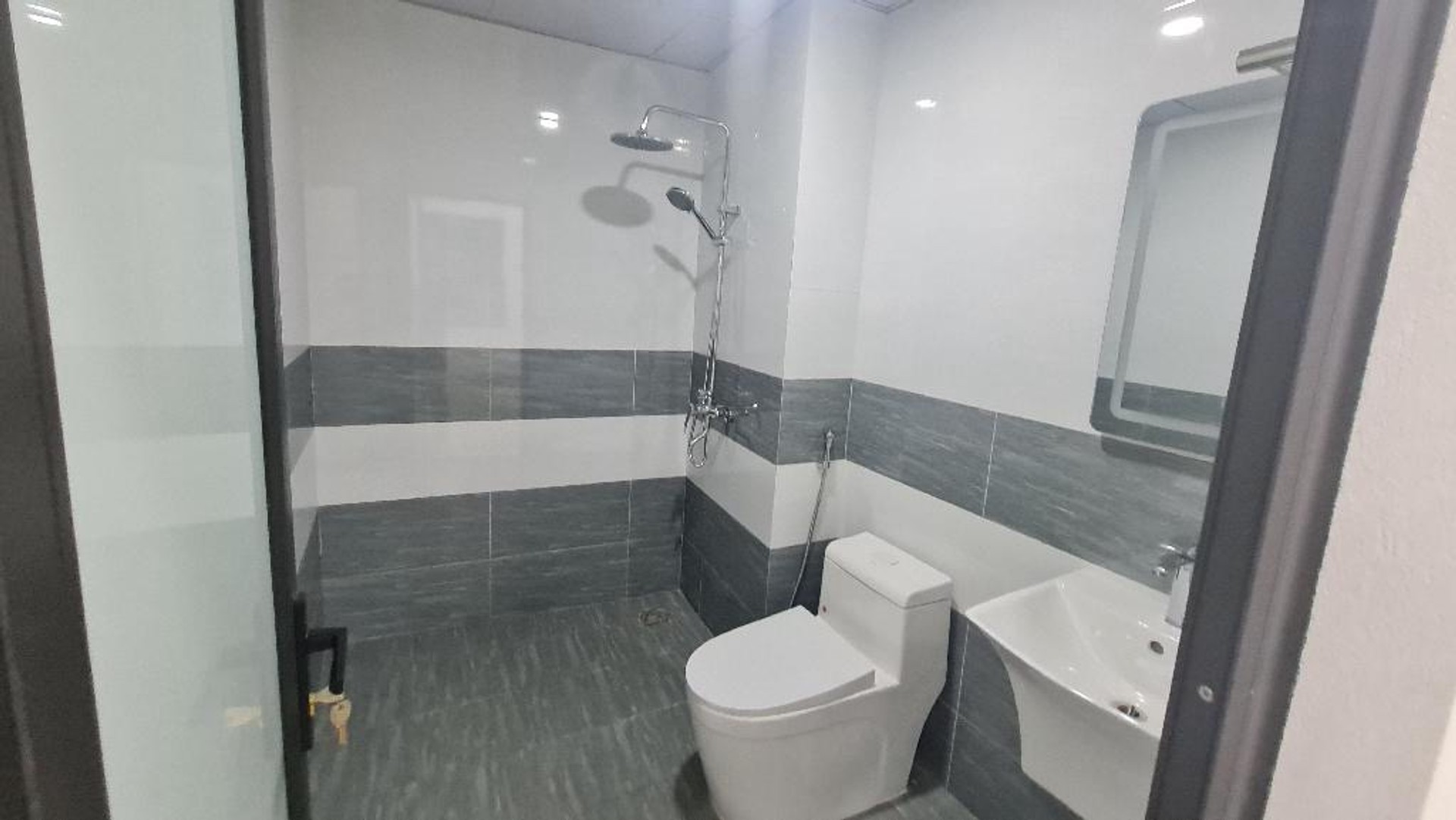 Bán nhà Trại Cá - diện tích 28m2 5 tầng - Nhà đẹp hiếm có - giá 8,2 tỷ