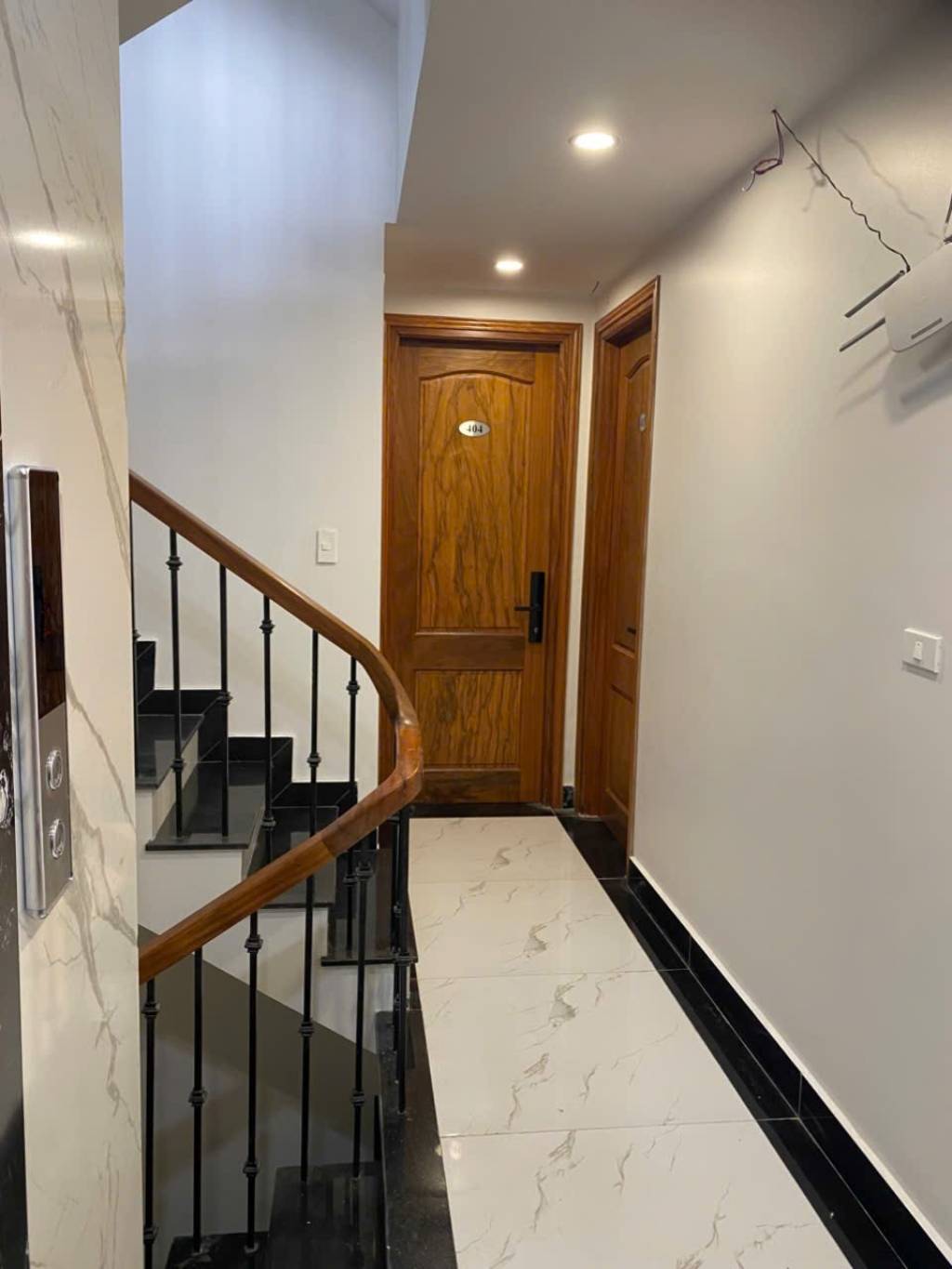 Bán nhà Nguyễn Khoái - diện tích 170m2 6 tầng - Ô tô tránh - giá 65 tỷ