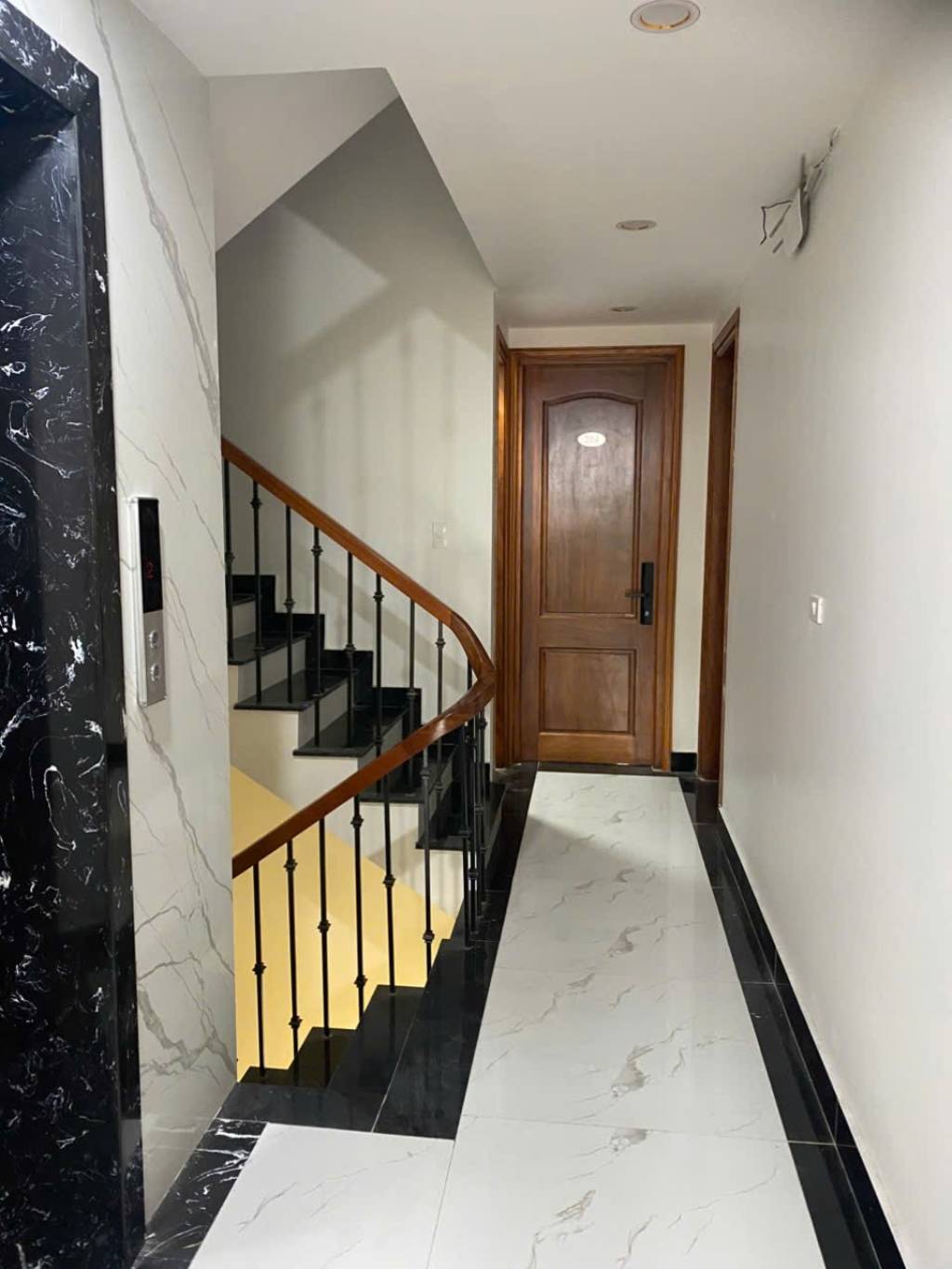 Bán nhà Nguyễn Khoái - diện tích 170m2 6 tầng - Ô tô tránh - giá 65 tỷ