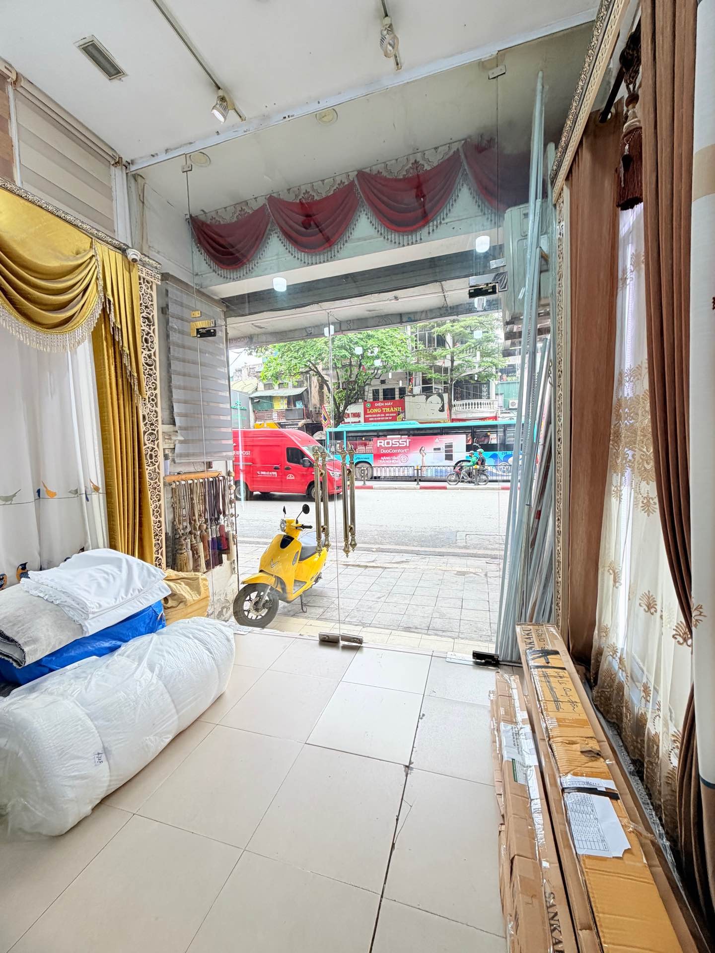 Bán nhà Tôn Đức Thắng - diện tích 51m2 2 tầng - MẶT PHỐ - KINH DOANH - VỈA HÈ Rộng - giá 31,2 tỷ