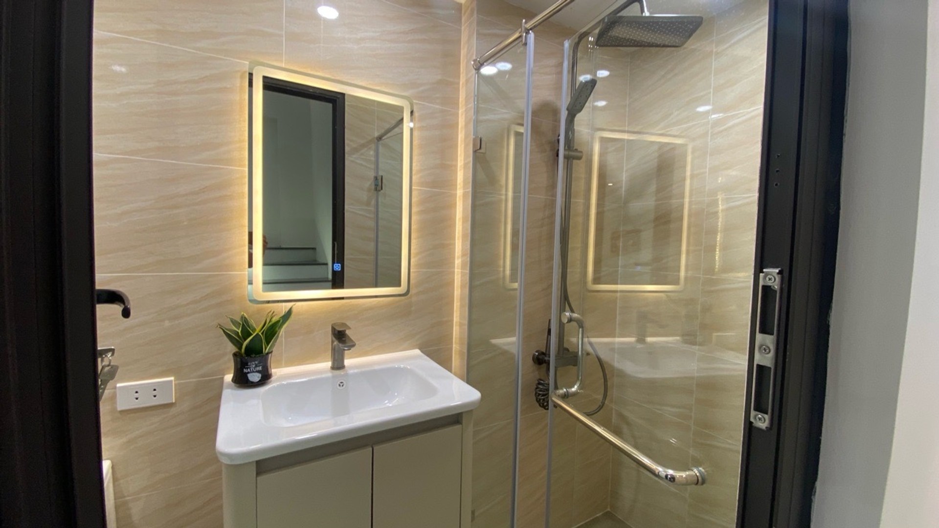 Bán nhà Hoàng Mai - diện tích 39m2 4 tầng - vị trí quá đẹp, cách 30m ra mặt phố - giá 10 tỷ