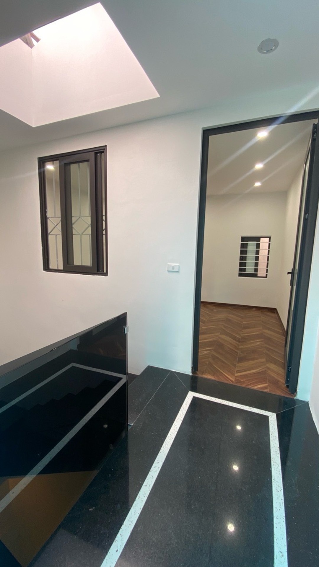 Bán nhà Hoàng Mai - diện tích 39m2 4 tầng - vị trí quá đẹp, cách 30m ra mặt phố - giá 10 tỷ