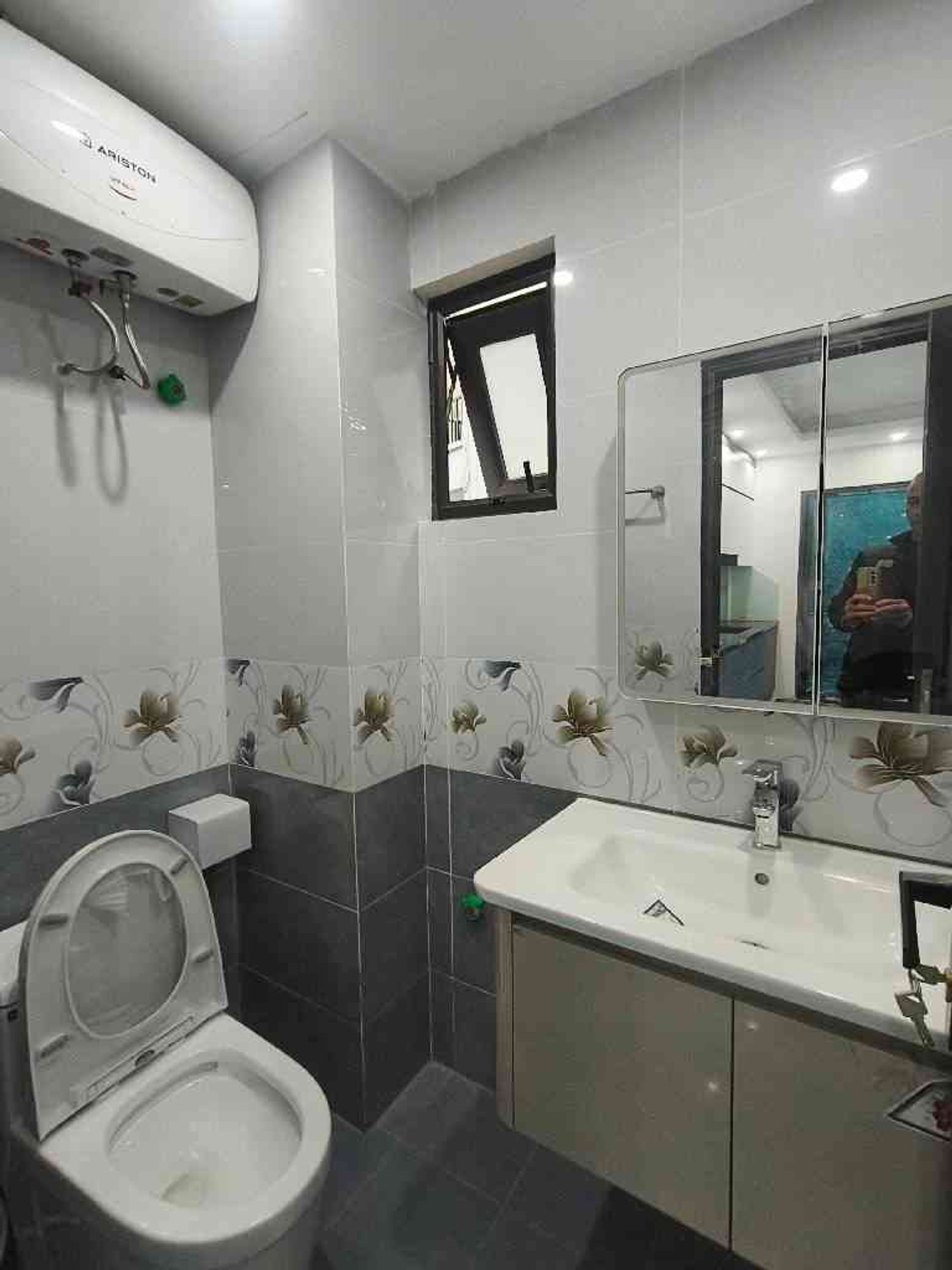 Bán nhà Hai Bà Trưng - diện tích 32m2 5 tầng - Mặt ngõ thông kinh doanh - giá 8,68 tỷ