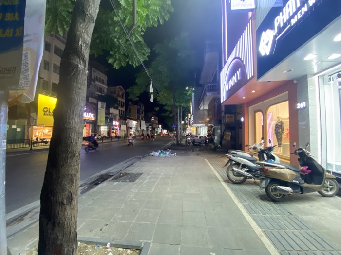 Bán nhà Chùa Bộc - diện tích 42m2 7 tầng - Nhà mặt phố kinh doanh quần áo sầm uất - giá 35 tỷ