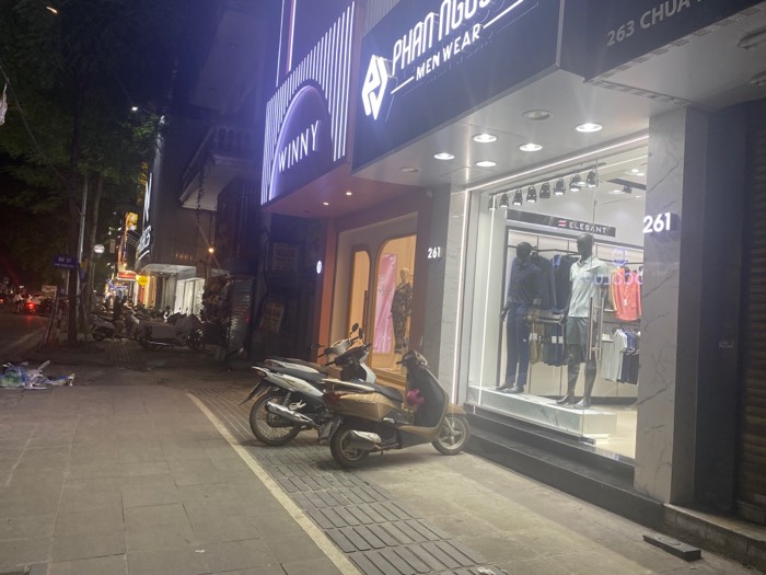 Bán nhà Chùa Bộc - diện tích 42m2 7 tầng - Nhà mặt phố kinh doanh quần áo sầm uất - giá 35 tỷ