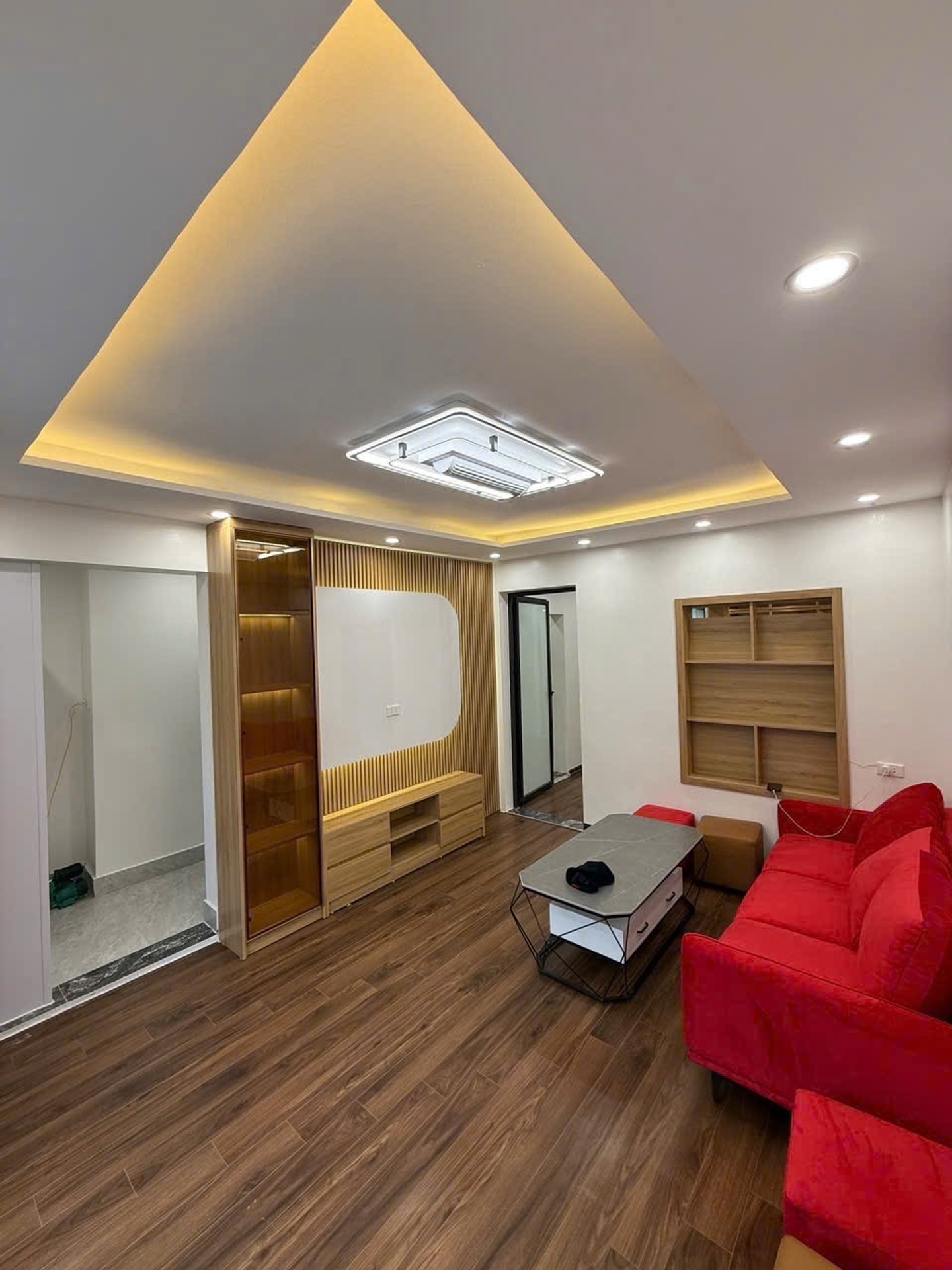 Bán nhà TT Quỳnh Mai - diện tích 100m2 1 tầng - Ô tô đỗ chân cầu thang - giá 5,5 tỷ