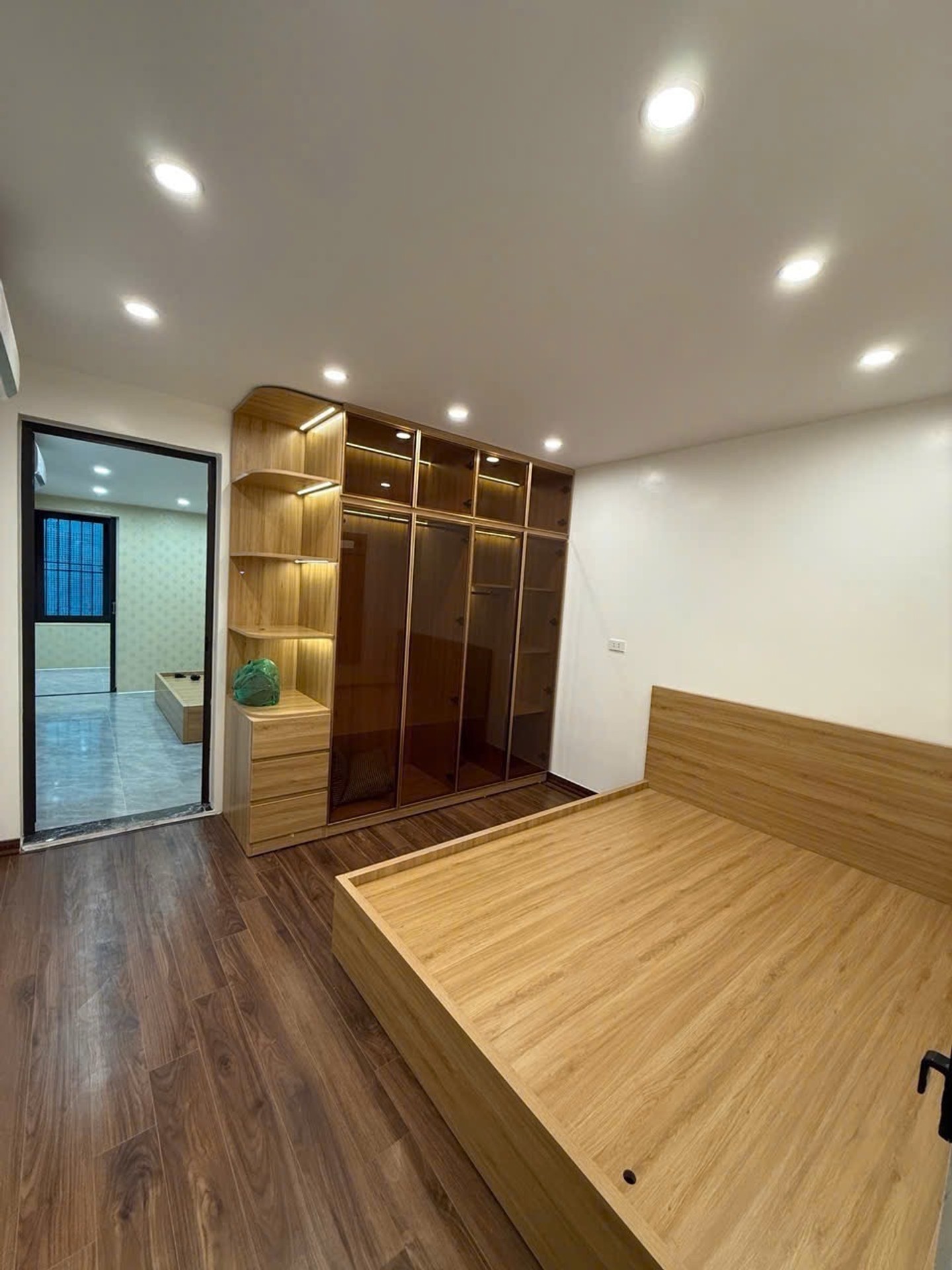 Bán nhà TT Quỳnh Mai - diện tích 100m2 1 tầng - Ô tô đỗ chân cầu thang - giá 5,5 tỷ