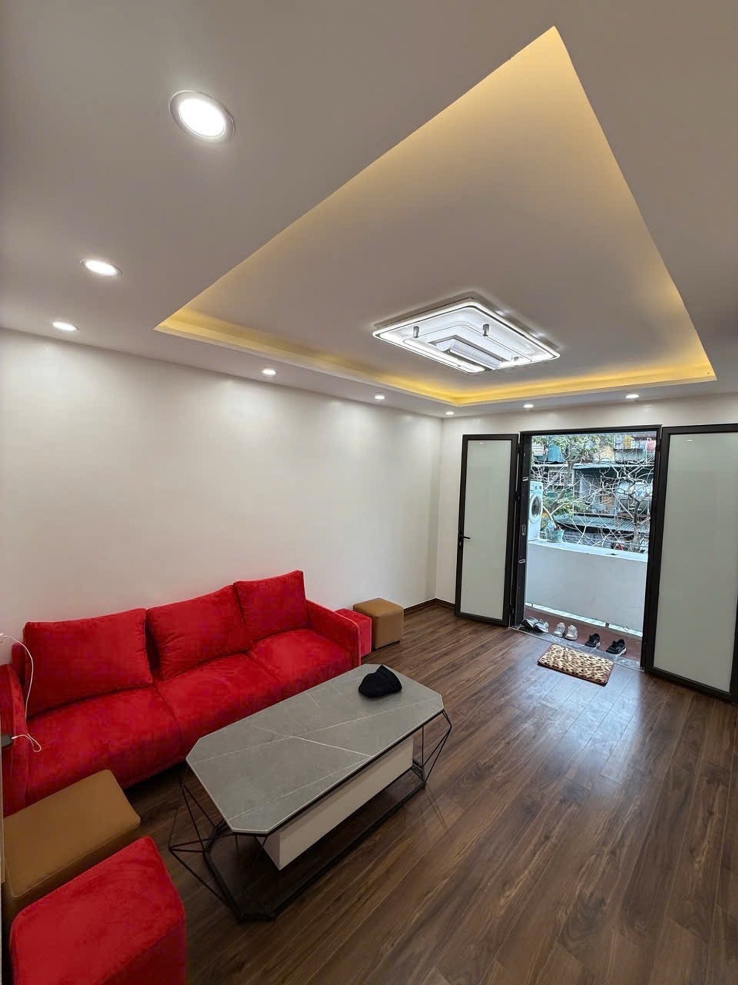 Bán nhà TT Quỳnh Mai - diện tích 100m2 1 tầng - Ô tô đỗ chân cầu thang - giá 5,5 tỷ