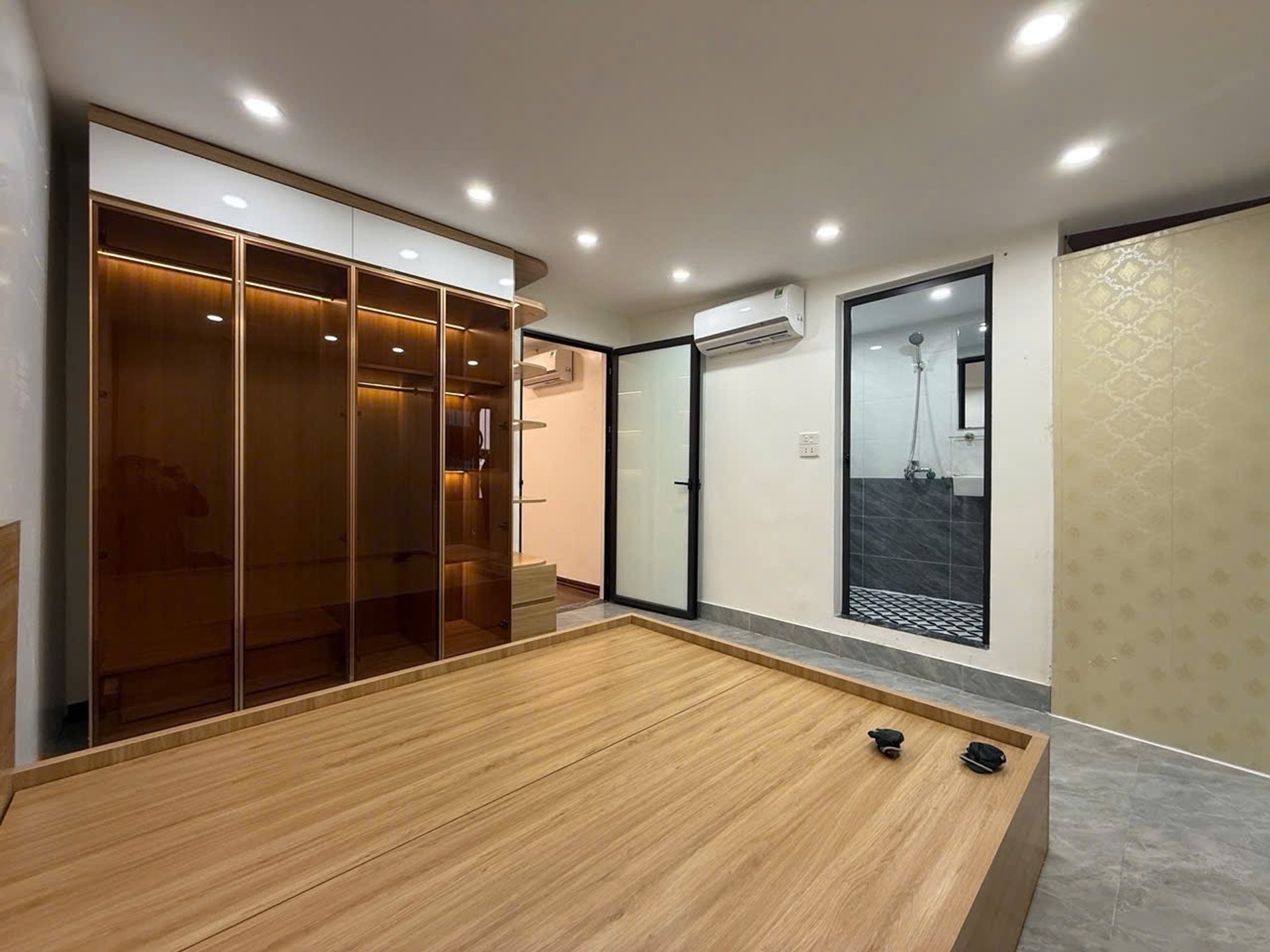 Bán nhà TT Quỳnh Mai - diện tích 100m2 1 tầng - Ô tô đỗ chân cầu thang - giá 5,5 tỷ