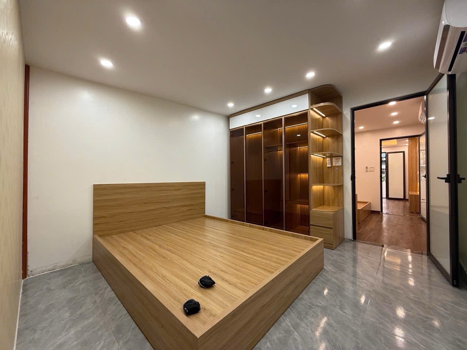 Bán nhà TT Quỳnh Mai - diện tích 100m2 1 tầng - Ô tô đỗ chân cầu thang - giá 5,5 tỷ