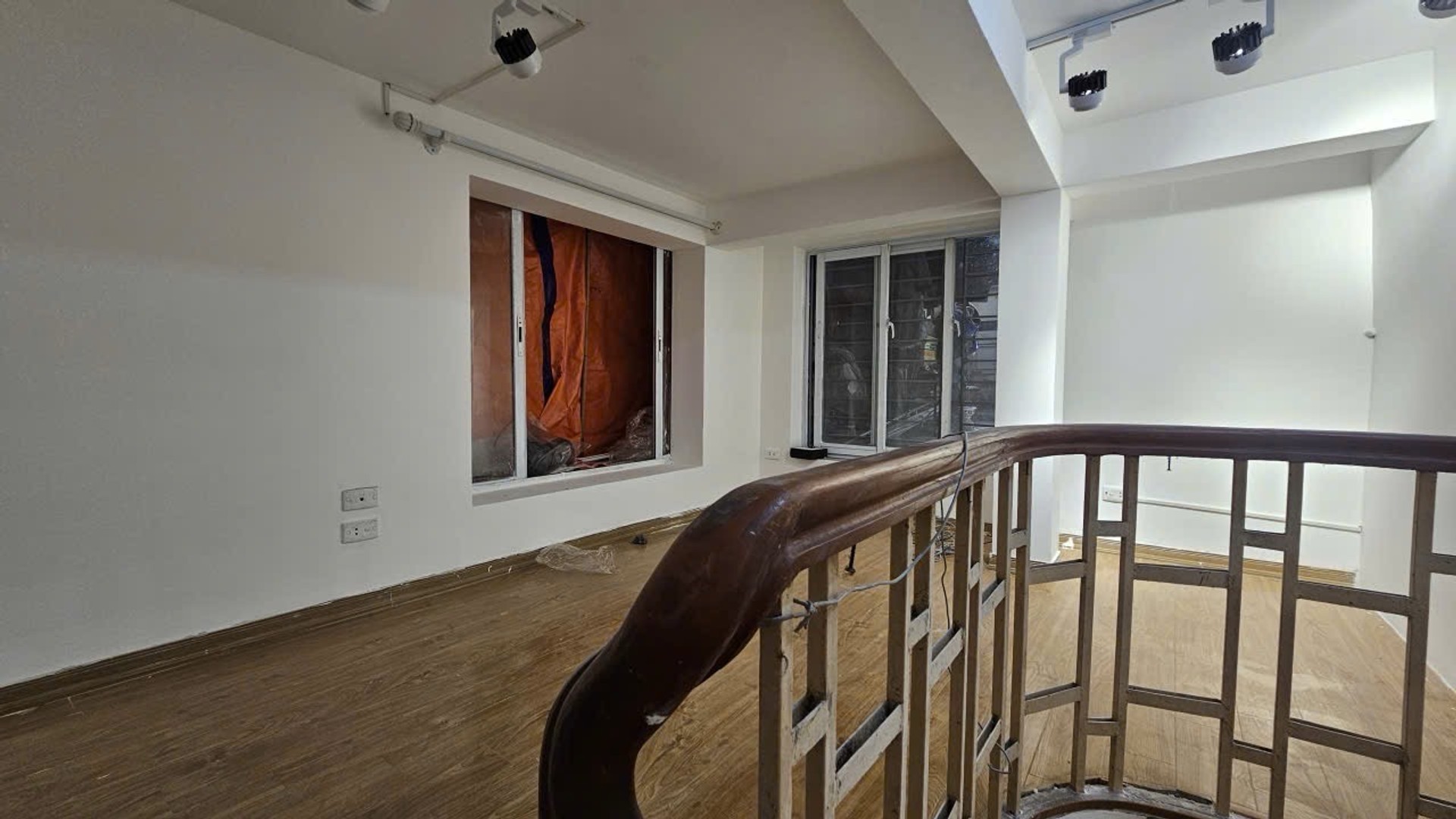 Bán nhà Đê La Thành - diện tích 27m2 1 tầng - Ngõ ô tô tránh - giá 4,35 tỷ