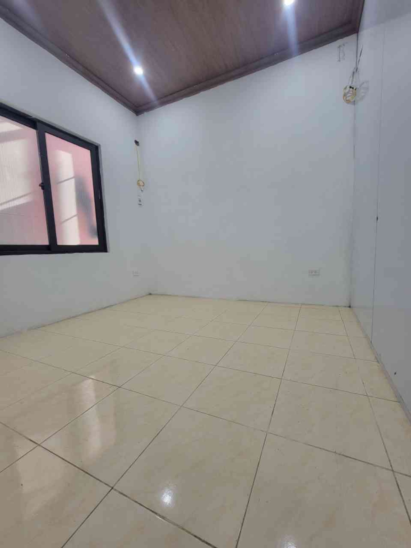 Bán nhà Đông Thiên - diện tích 30m2 3 tầng - 10M RA Ô TÔ TRÁNH - giá 2,8 tỷ