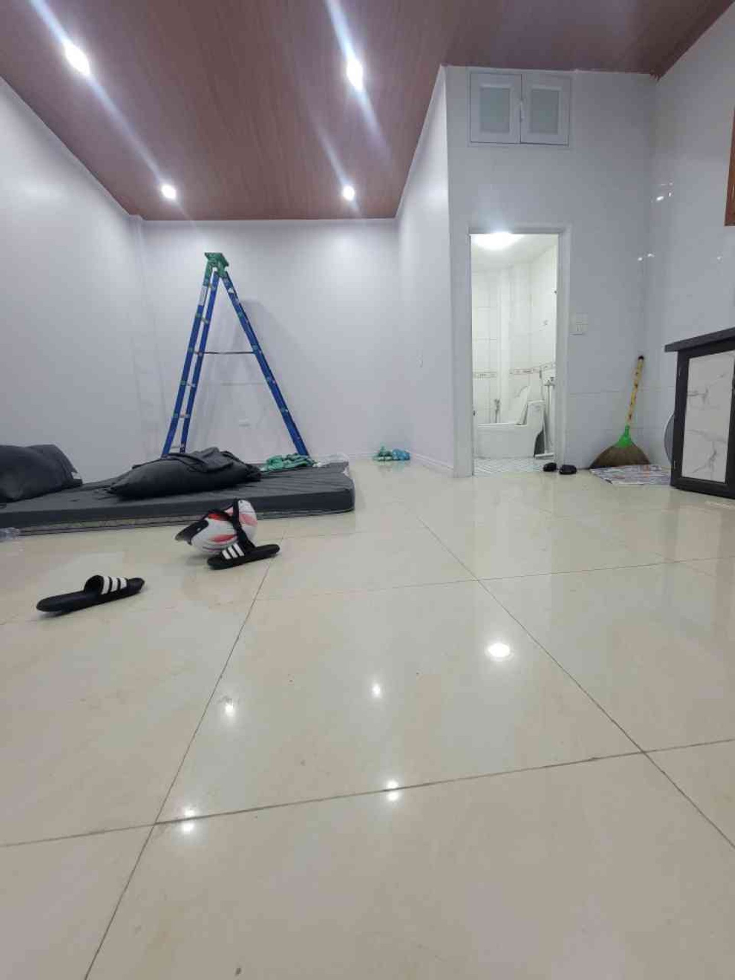 Bán nhà Đông Thiên - diện tích 30m2 3 tầng - 10M RA Ô TÔ TRÁNH - giá 2,8 tỷ