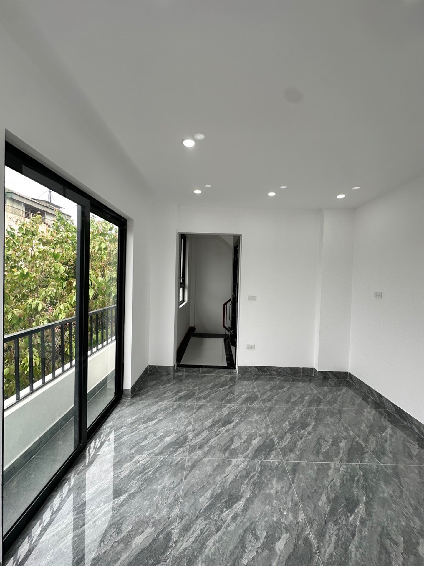 Bán nhà Bạch Mai - diện tích 27m2 7 tầng - Lô góc, thang máy, ô tô qua nhà - giá 15,8 tỷ