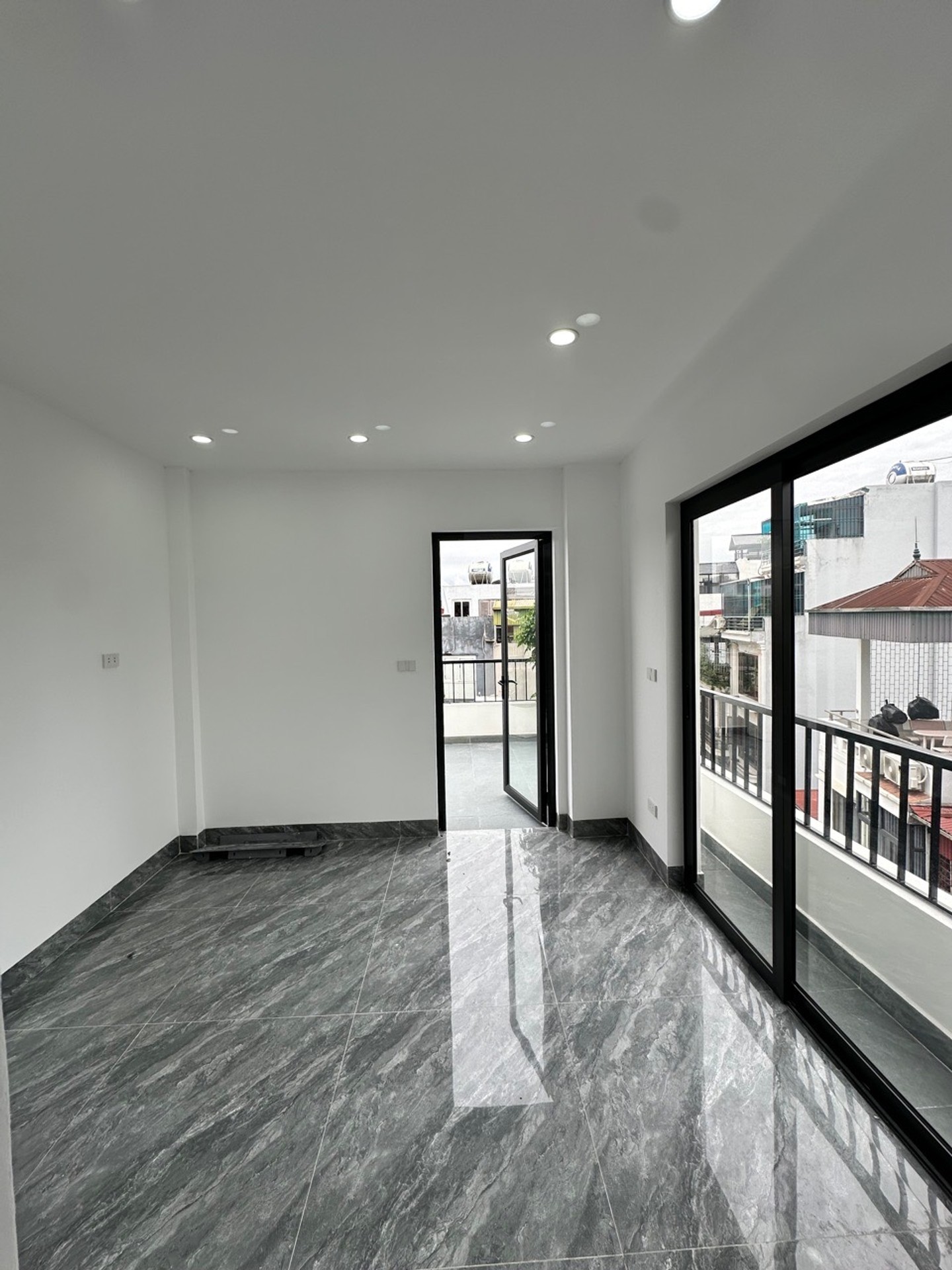 Bán nhà Bạch Mai - diện tích 27m2 7 tầng - Lô góc, thang máy, ô tô qua nhà - giá 15,8 tỷ