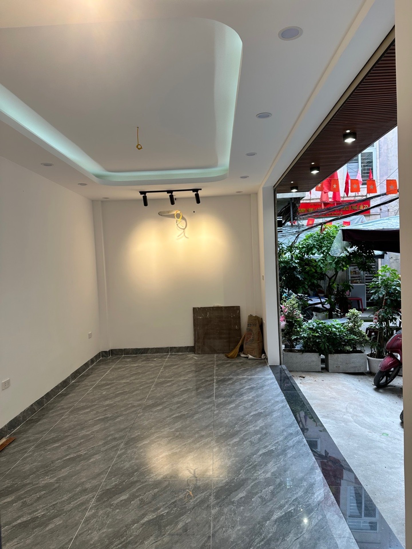 Bán nhà Bạch Mai - diện tích 27m2 7 tầng - Lô góc, thang máy, ô tô qua nhà - giá 15,8 tỷ