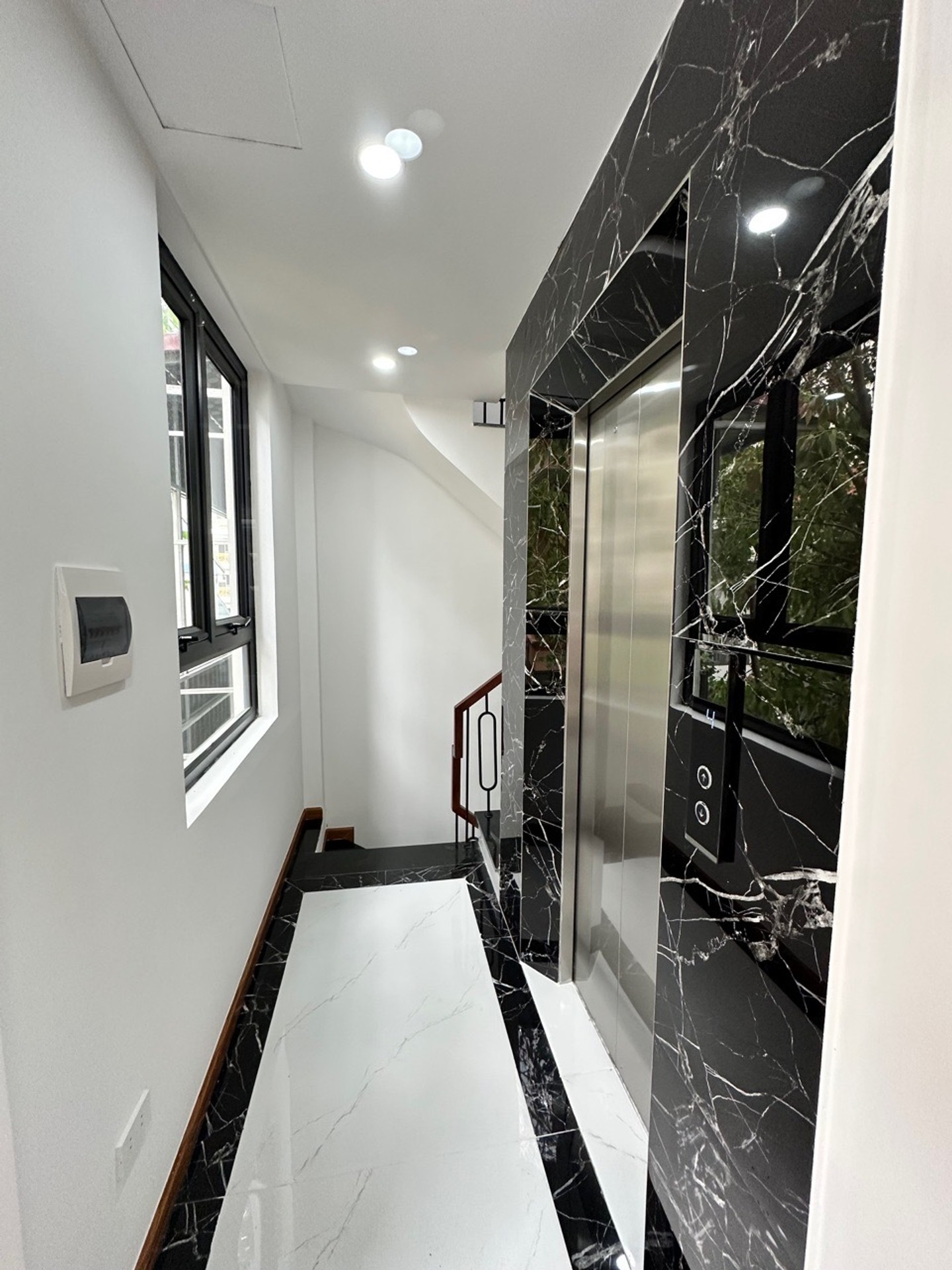 Bán nhà Bạch Mai - diện tích 27m2 7 tầng - Lô góc, thang máy, ô tô qua nhà - giá 15,8 tỷ