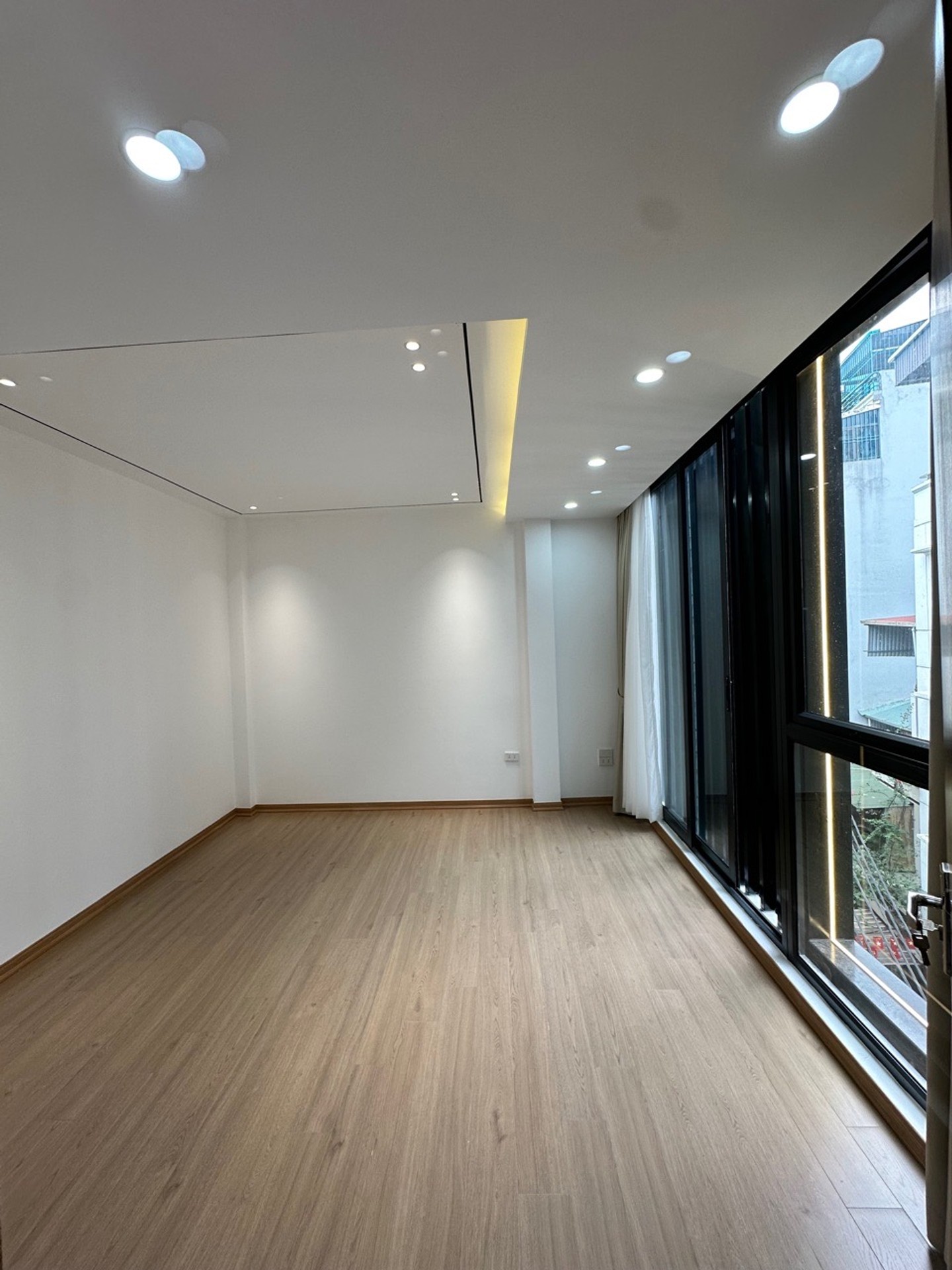 Bán nhà Bạch Mai - diện tích 27m2 7 tầng - Lô góc, thang máy, ô tô qua nhà - giá 15,8 tỷ