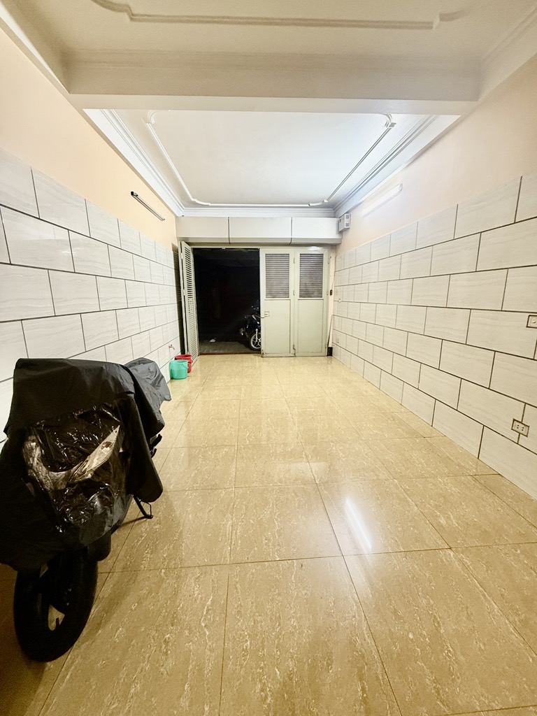 Bán nhà Trần Khát Chân - diện tích 34m2 6 tầng - Ô TÔ DỪNG ĐỖ - giá 19,5 tỷ