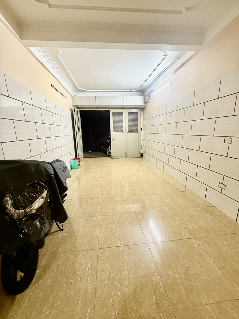 Bán nhà Trần Khát Chân - diện tích 34m2 6 tầng - Ô TÔ DỪNG ĐỖ - giá 19,5 tỷ