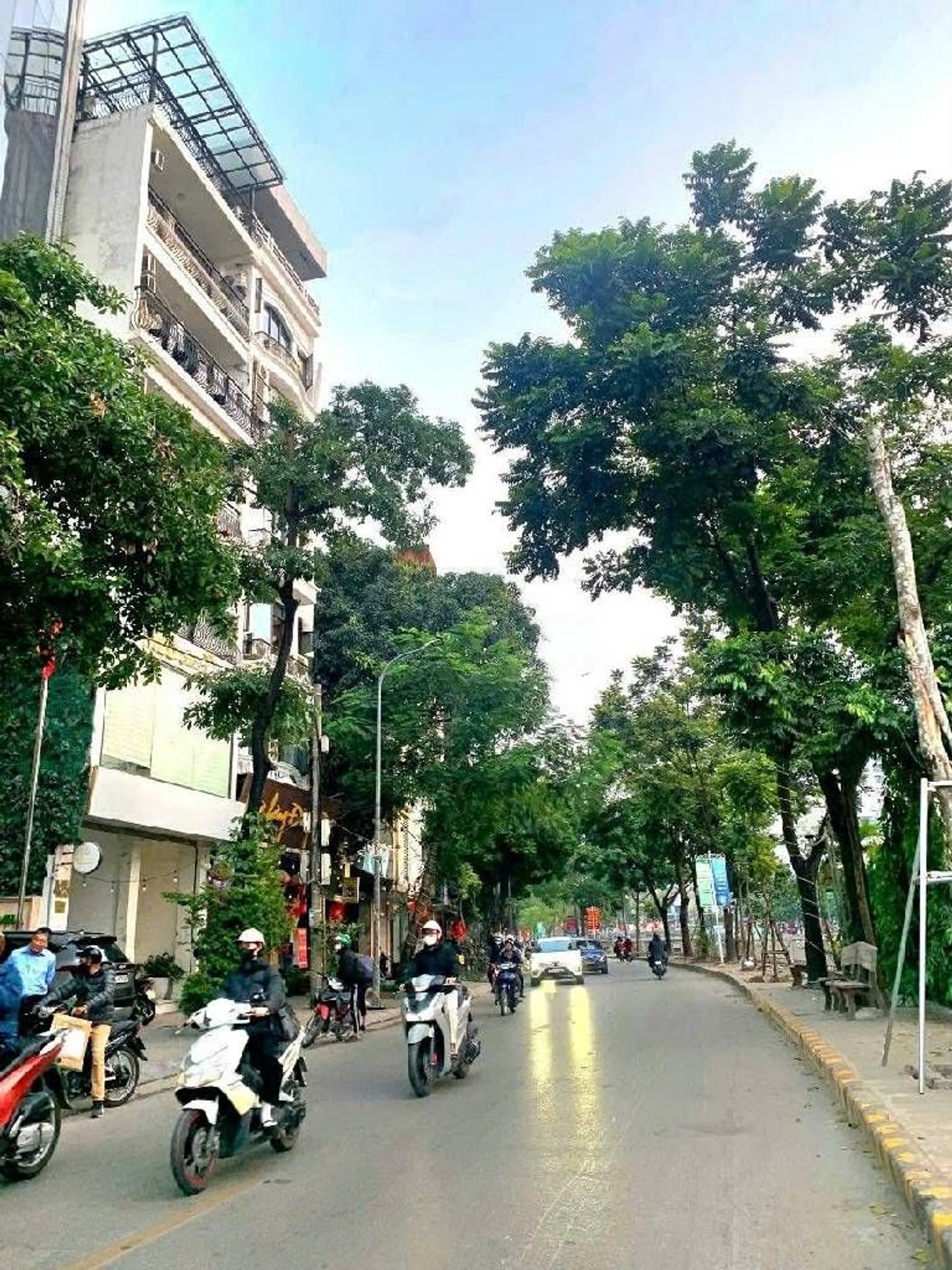 Bán nhà Vũ Tông Phan - diện tích 209m2 8 tầng - Ô tô tránh - giá 130 tỷ