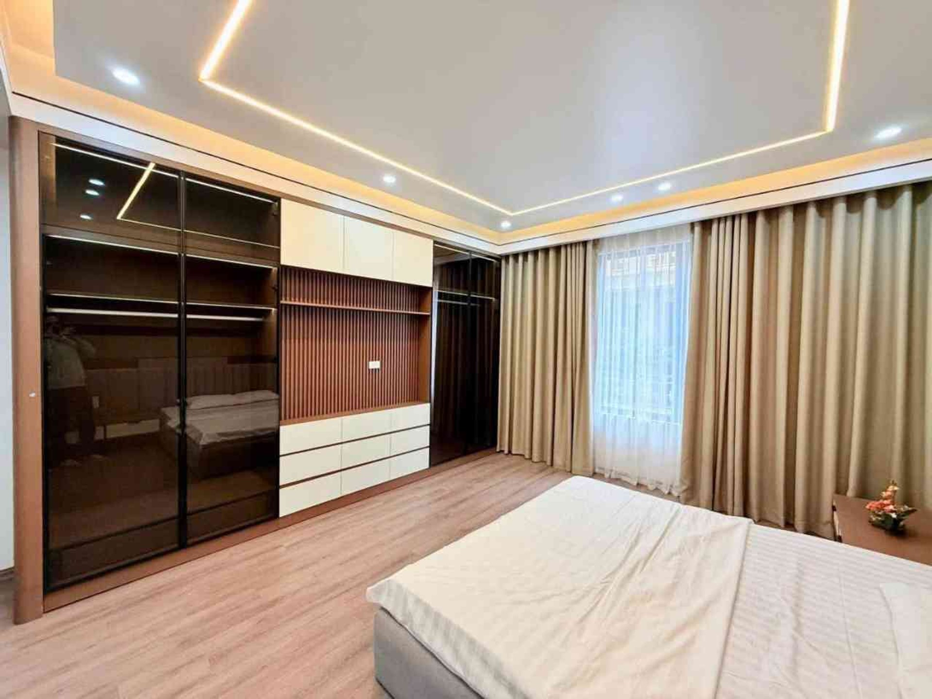 Bán nhà Nơ 6 KĐT Định Công - diện tích 75m2 5 tầng - thang máy - giá 33,8 tỷ