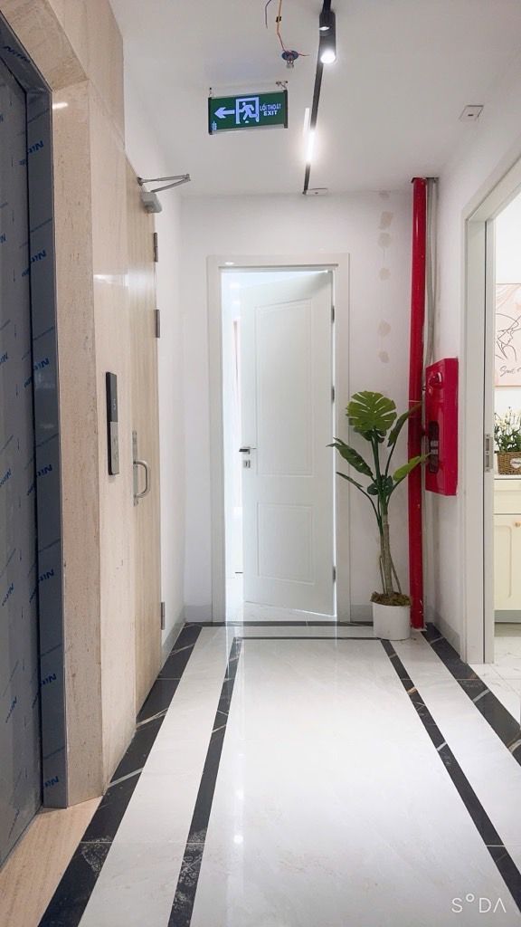 Bán nhà Hoàng Văn Thái - diện tích 98m2 7 tầng - Ô tô đỗ cửa - giá Nhỉnh 35 tỷ