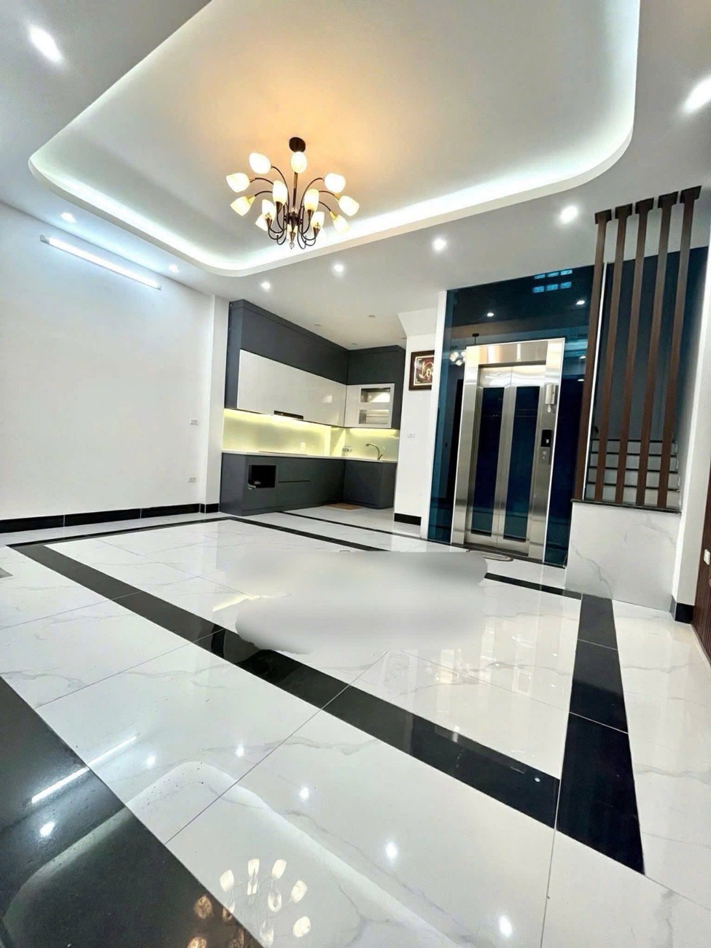 Bán nhà Hai Bà Trưng - diện tích 36m2 5 tầng - Ô TÔ ĐỖ CỬA - giá 13,75 tỷ