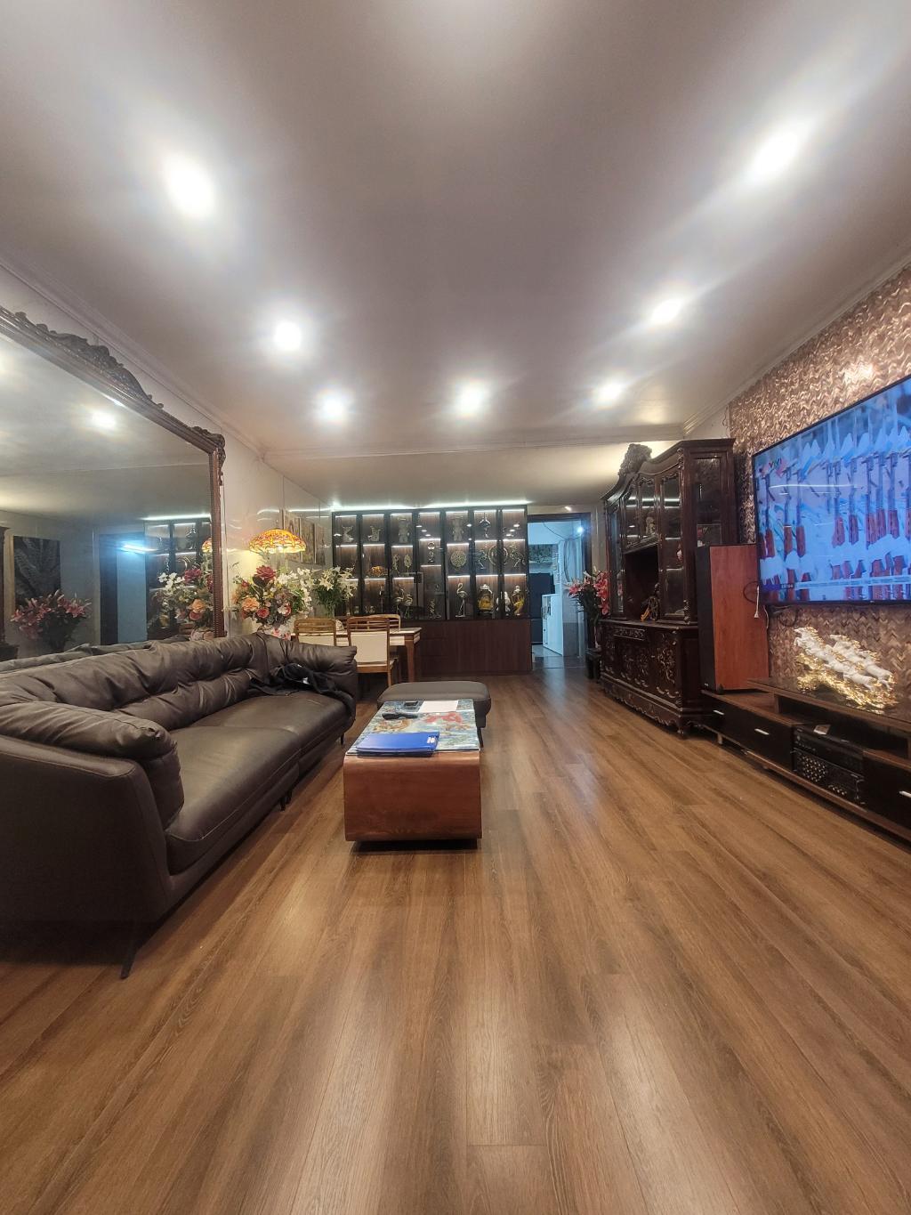 Bán nhà Hồng Hà - diện tích 140m2 3 tầng - Mặt phố kinh doanh sầm uất - giá 42 tỷ